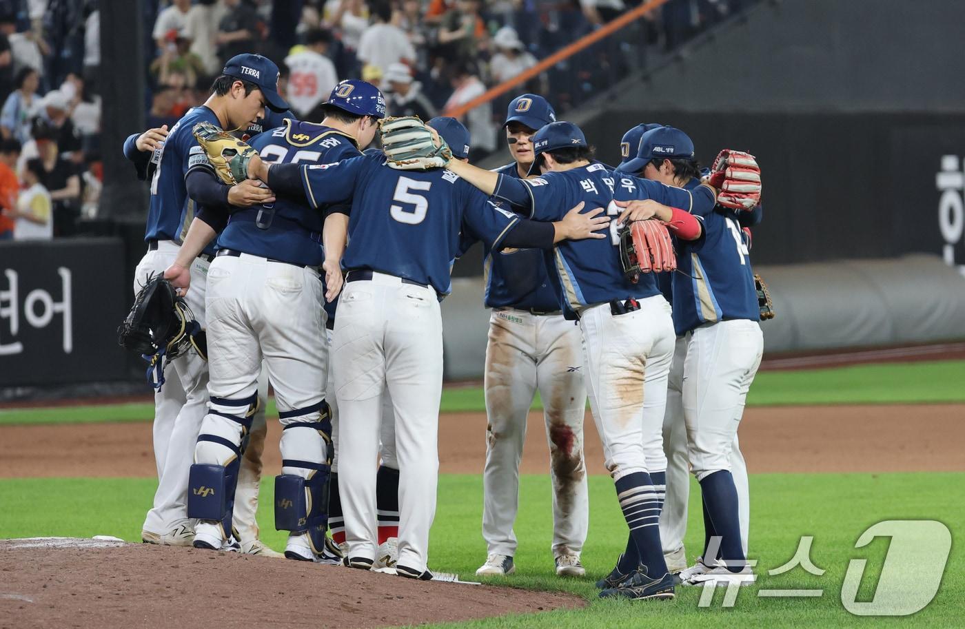 2일 오후 대전한화생명 볼파크에서 열린 프로야구 &#39;2025 신한 SOL뱅크 KBO 리그&#39; 한화 이글스와 NC 다이노스 경기에서 승리한 NC 선수들이 기뻐하고 있다. 2025.7.2/뉴스1 ⓒ News1 김기태 기자