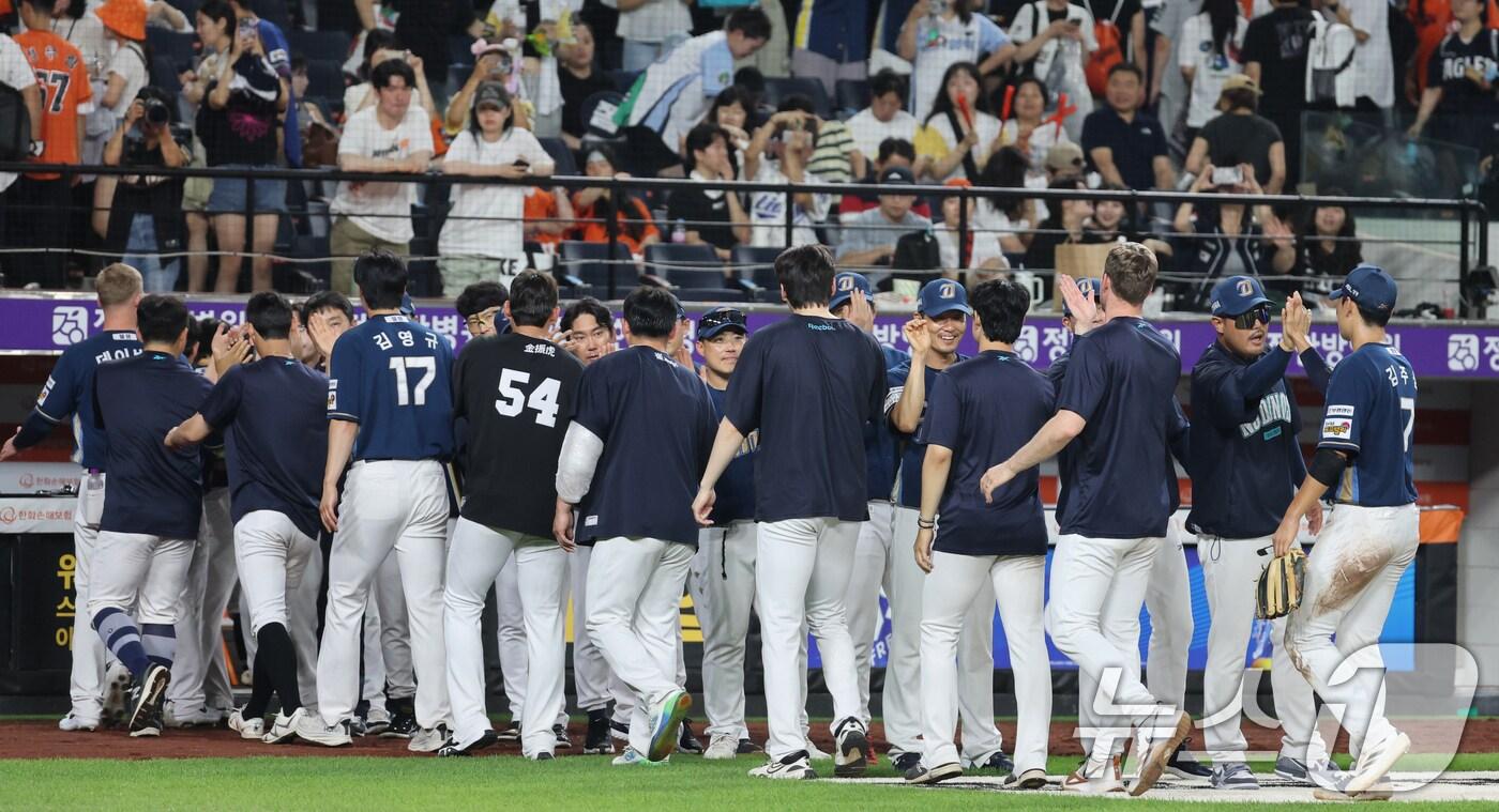 2일 오후 대전한화생명 볼파크에서 열린 프로야구 '2025 신한 SOL뱅크 KBO 리그' 한화 이글스와 NC 다이노스 경기에서 승리한 NC 선수들이 기뻐하고 있다. 2025.7.2/뉴스1 ⓒ News1 김기태 기자