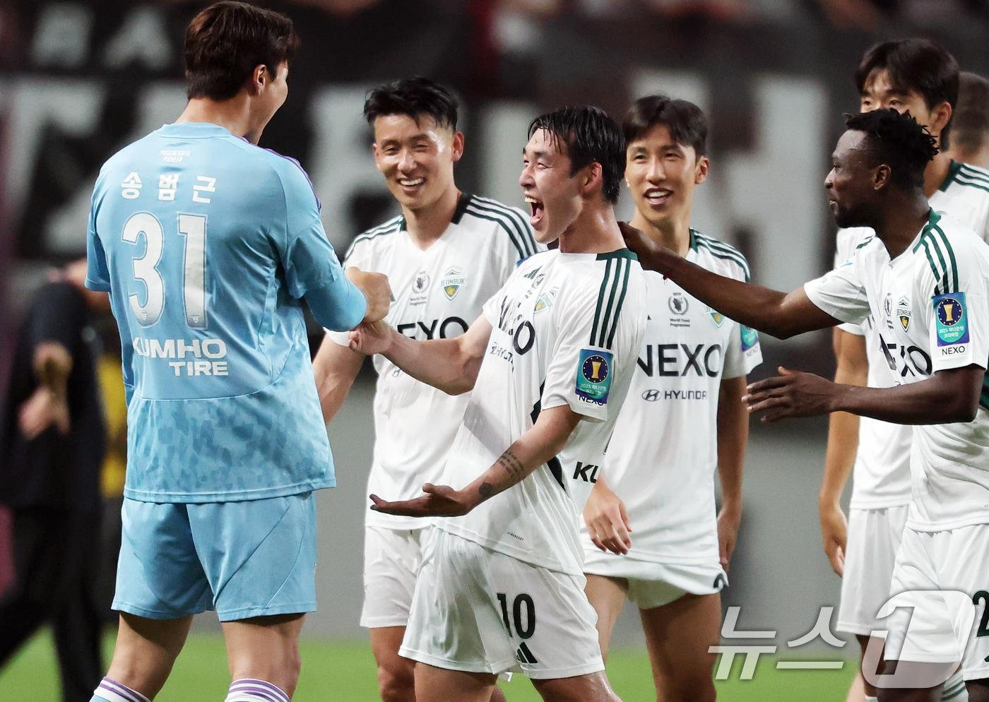 2일 오후 서울 마포구 서울월드컵경기장에서 열린 &#39;2025 하나은행 코리아컵&#39; 8강 FC서울과 전북현대의 경기에서 천금같은 결승골로 1-0 승리를 이끈 송민규가 경기 종료 후 동료들과 기쁨을 나누고 있다. 2025.7.2/뉴스1 ⓒ News1 오대일 기자