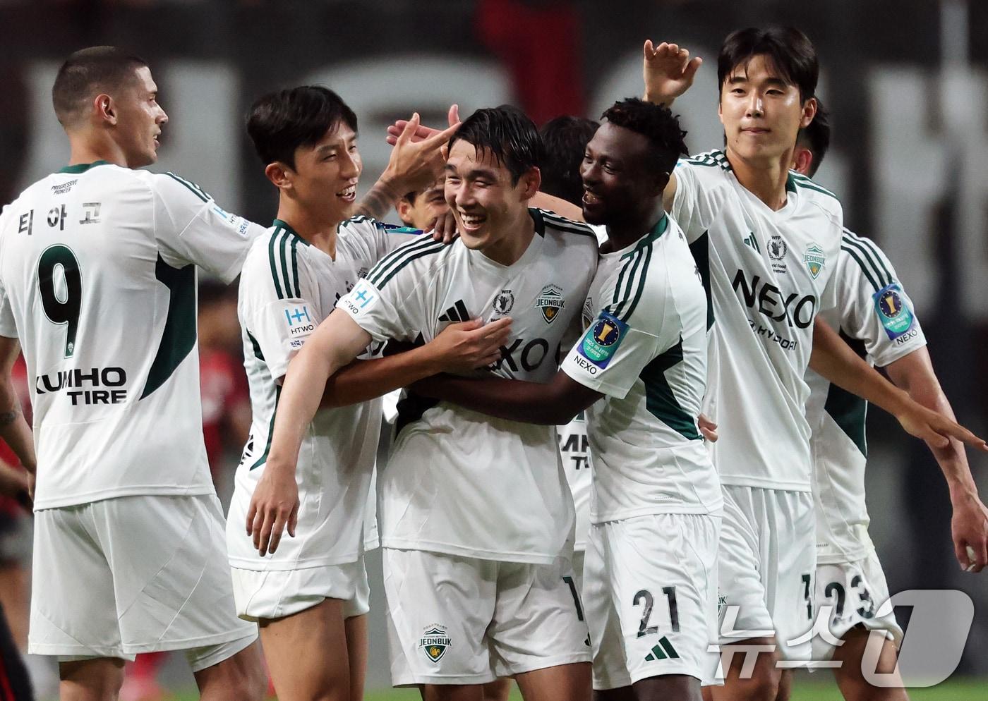 2일 오후 서울 마포구 서울월드컵경기장에서 열린 &#39;2025 하나은행 코리아컵&#39; 8강 FC서울과 전북현대의 경기에서 천금같은 결승골로 1-0 승리를 이끈 송민규가 경기 종료 후 동료들과 기쁨을 나누고 있다. ⓒ News1 오대일 기자