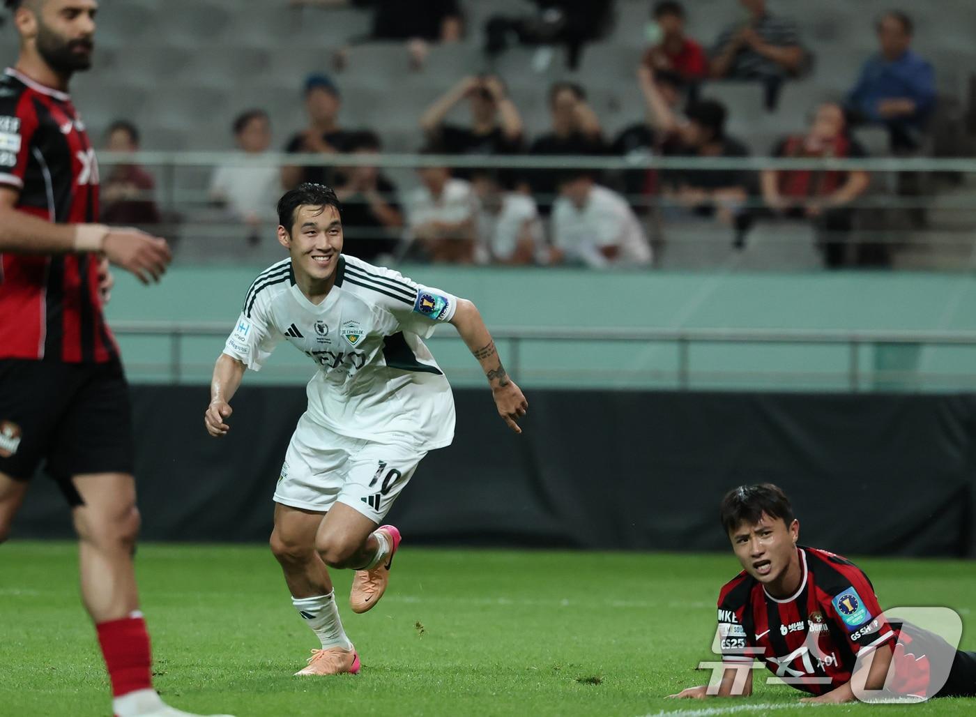 본문 이미지 - 2일 오후 서울 마포구 서울월드컵경기장에서 열린 &#39;2025 하나은행 코리아컵&#39; 8강 FC서울과 전북현대의 경기에서 전북 송민규가 후반 41분 천금같은 선제골을 터트린 후 포효하고 있다. 2025.7.2/뉴스1 ⓒ News1 오대일 기자