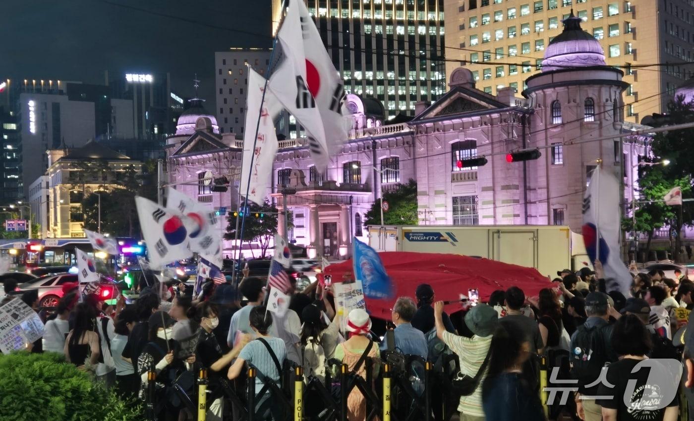 2일 오후 부정선거 의혹을 주장하는 단체 중 하나인 자유대학이 서울 중구 명동 주한 중국대사관 인근에서 중국 국기를 찢는 행위를 벌이고 있다.ⓒ 뉴스1 남해인 기자