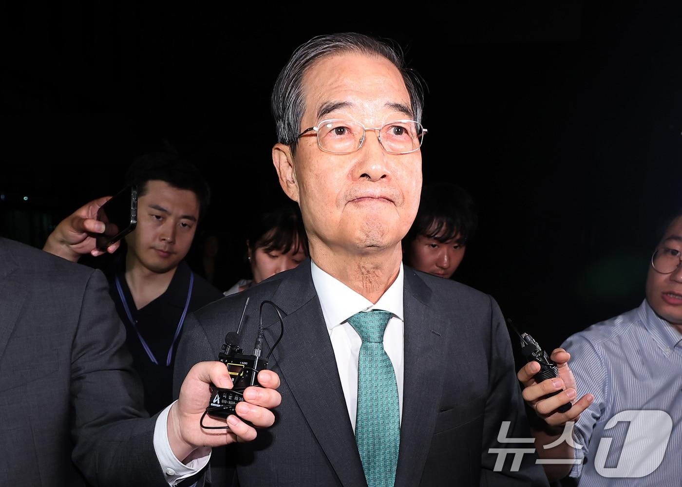본문 이미지 - 한덕수 전 국무총리가 2일 서울 서초구 서울고등검찰청에 마련된 내란특검 사무실에서 조사를 받은 후 귀가하고 있다. 2025.7.2/뉴스1 ⓒ News1 김성진 기자