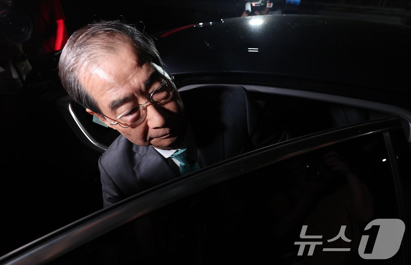 한덕수 전 국무총리가 2일 서울 서초구 서울고등검찰청에 마련된 내란특검 사무실에서 조사를 받은 후 귀가하고 있다. 2025.7.2/뉴스1 ⓒ News1 김성진 기자