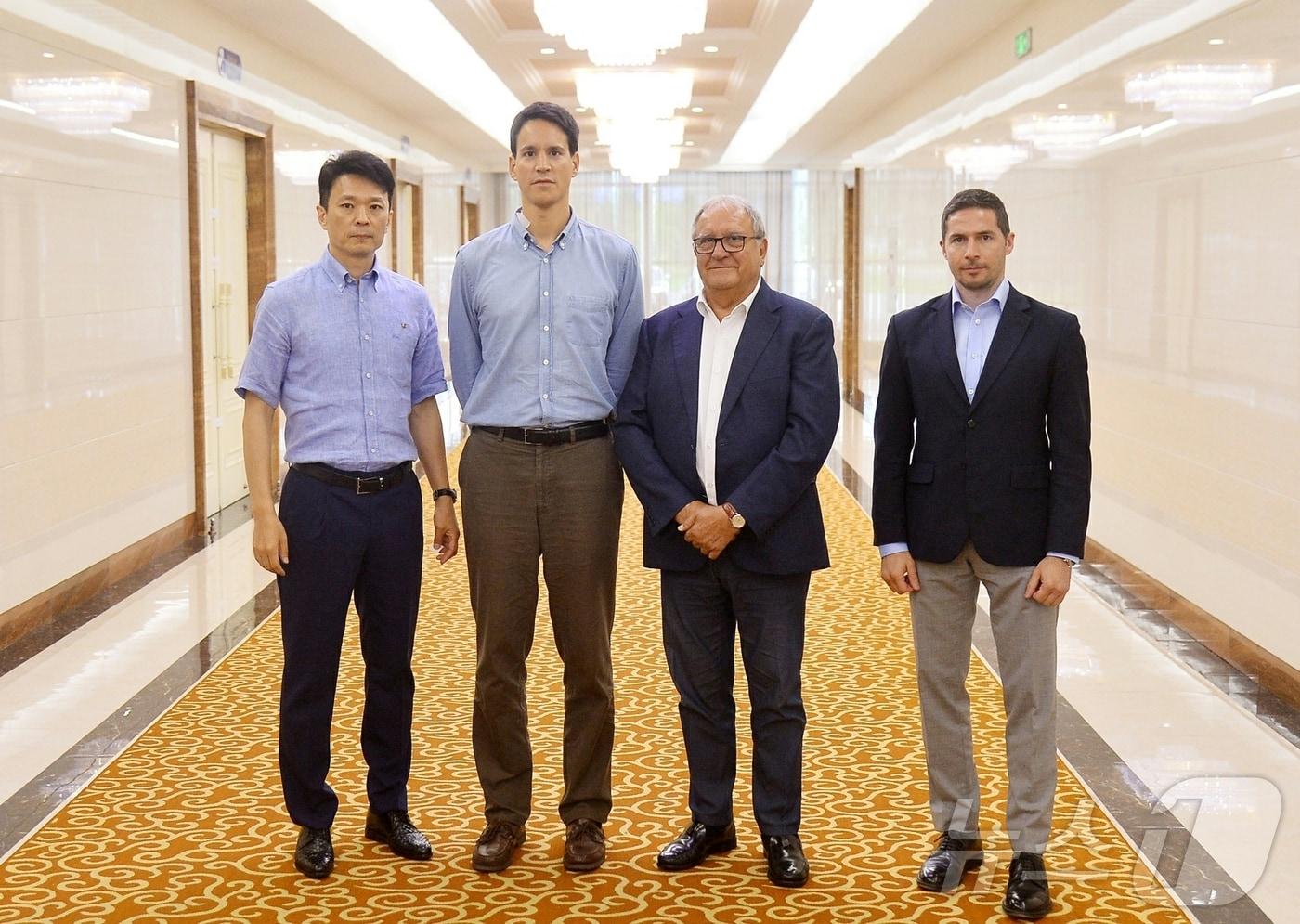 &#40;평양 노동신문=뉴스1&#41; = 방북한 리카르도 프라카리 세계야구·소프트볼총연맹 회장 등 세계야구·소프드볼총연맹 대표단. [국내에서만 사용가능. 재배포 금지. DB 금지. For Use Only in the Republic of Korea. Redistribution Prohibited] rodongphoto@news1.kr