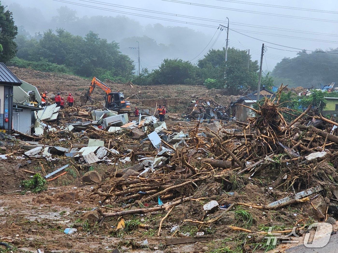 본문 이미지 - 20일 산청 부리마을 산사태 피해 현장에 투입된 구조대가 무너진 잔해를 정리하며 실종자 수색을 이어가고 있다.2025.07.20/뉴스1 ⓒ News1 한송학 기자