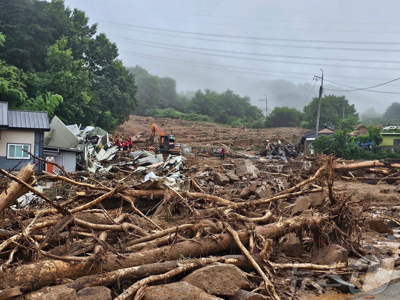 본문 이미지 - 20일 오전 경남 산청군 산청읍 부리마을 산사태 현장에서 소방대원 등 관계자들이 실종자 수색 작업을 이어가고 있다. 2025.7.20/뉴스1 ⓒ News1 한송학 기자