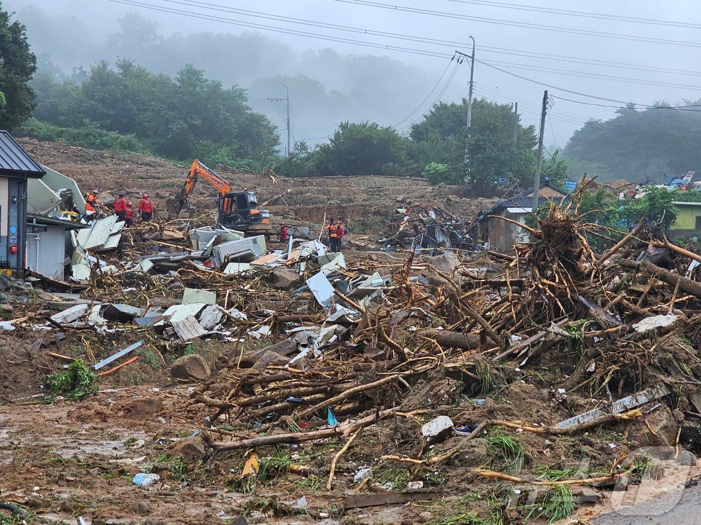 본문 이미지 - 20일 오전 경남 산청군 산청읍 부리마을 산사태 현장에서 소방대원 등 관계자들이 실종자 수색 작업을 이어가고 있다. 2025.7.20/뉴스1 ⓒ News1 한송학 기자