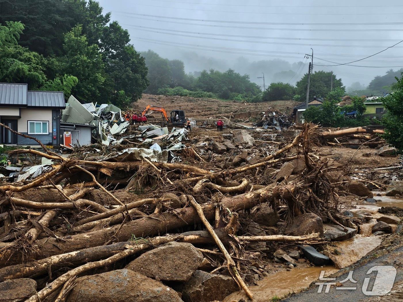 본문 이미지 - 20일 산청 부리마을 산사태 피해 현장에 투입된 구조대가 무너진 잔해를 정리하며 실종자 수색을 이어가고 있다.2025.07.20/뉴스1 ⓒ News1 한송학 기자