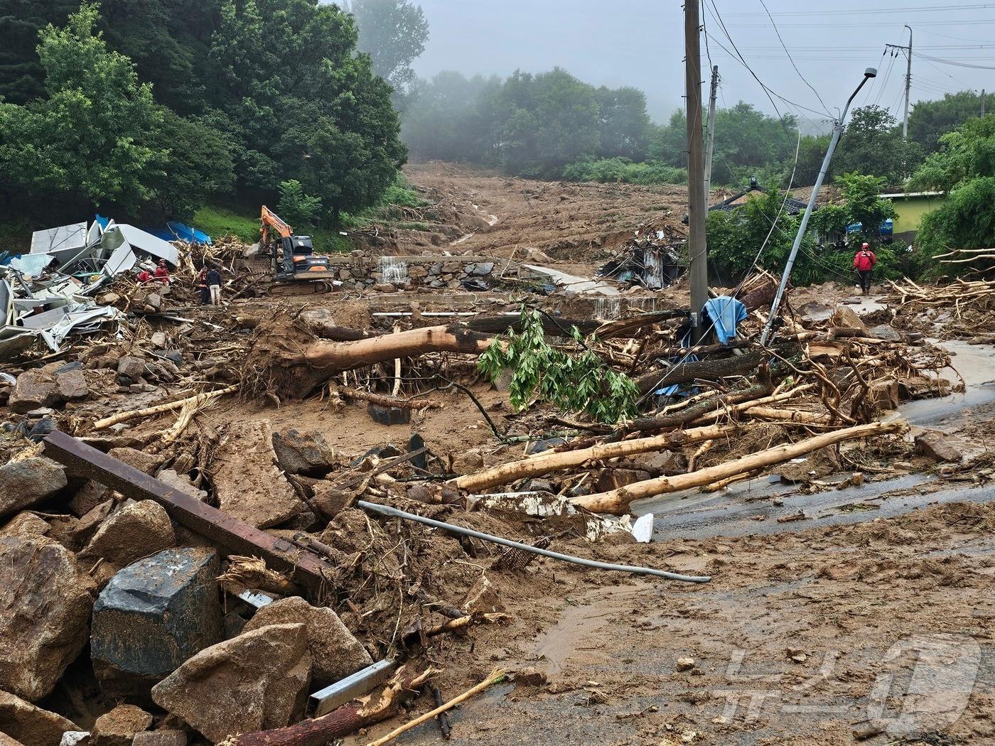 본문 이미지 - 20일 오전 경남 산청군 산청읍 부리 산사태 현장에서 소방대원 등 관계자들이 실종자 수색 작업을 하고 있다. 2025.7.20/뉴스1 ⓒ News1 한송학 기자