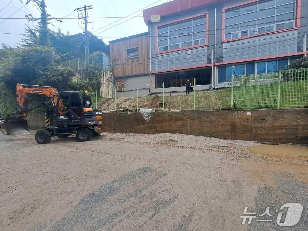본문 이미지 - 강원 춘천 후평동의 한 초등학교 옹벽 토사 유출 현장.(강원도소방본부 제공, 재판매 및 DB금지)