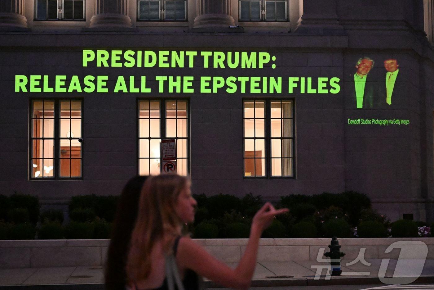 지난 18일&#40;현지시간&#41; 미국 워싱턴DC 백악관 맞은편 미국 상공회의소 건물에 미성년자 성착취 의혹으로 수감됐다 사망한 제프리 엡스타인과 관련된 모든 수사 파일을 공개하라고 요구하는 메시지가 투사되고 있다. 2025.07.18 ⓒ AFP=뉴스1 ⓒ News1 류정민 특파원
