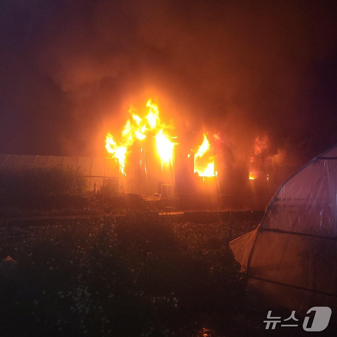 본문 이미지 - 화재 현장 모습.&#40;전북 소방 제공. 재판매 및 DB금지&#41;