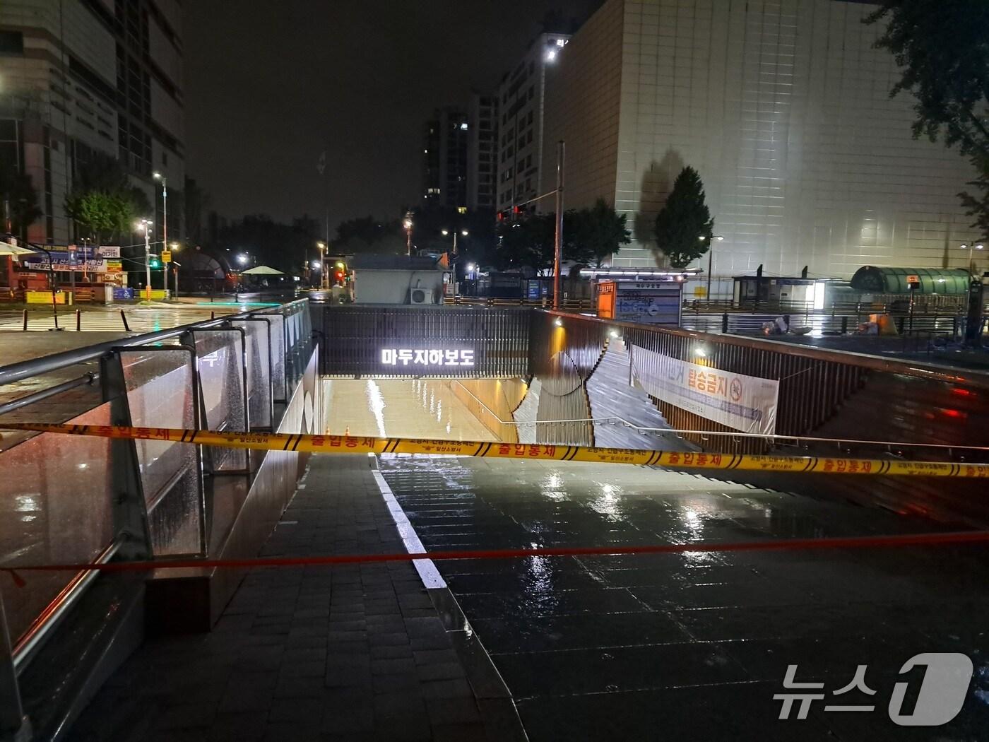 본문 이미지 - 20일 새벽 경기 고양시 장항동 마두지하보도가 침수된 모습. (사진=경기도북부소방재난본부)