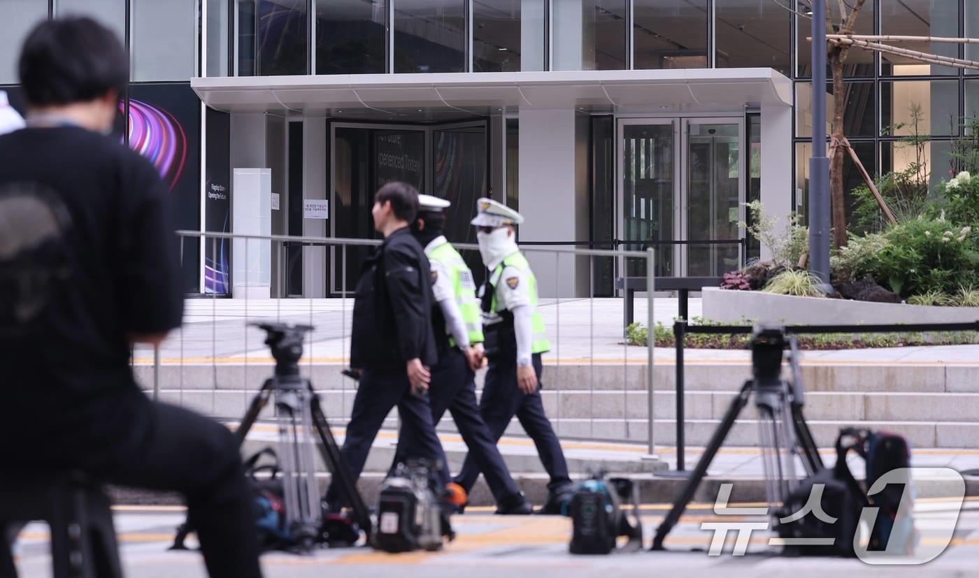 20일 서울 종로구 김건희 특검팀(민중기 특별검사) 사무실 앞에서 취재진이 대기하고 있다.  2025.7.20/뉴스1 ⓒ News1 박지혜 기자