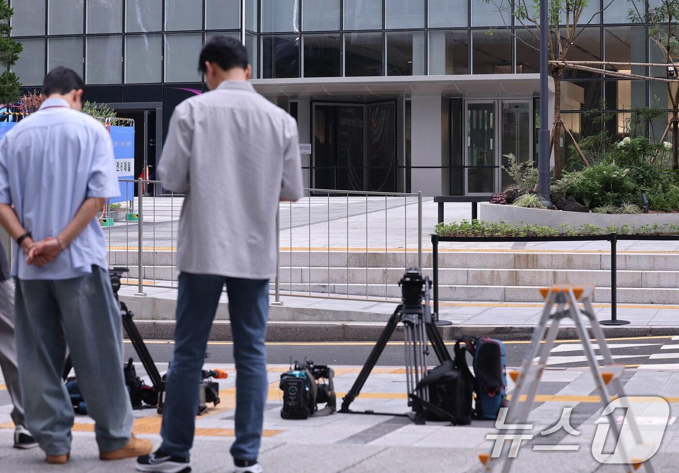 20일 서울 종로구 김건희 특검팀(민중기 특별검사) 사무실 앞에서 취재진이 대기하고 있다.  2025.7.20/뉴스1 ⓒ News1 박지혜 기자