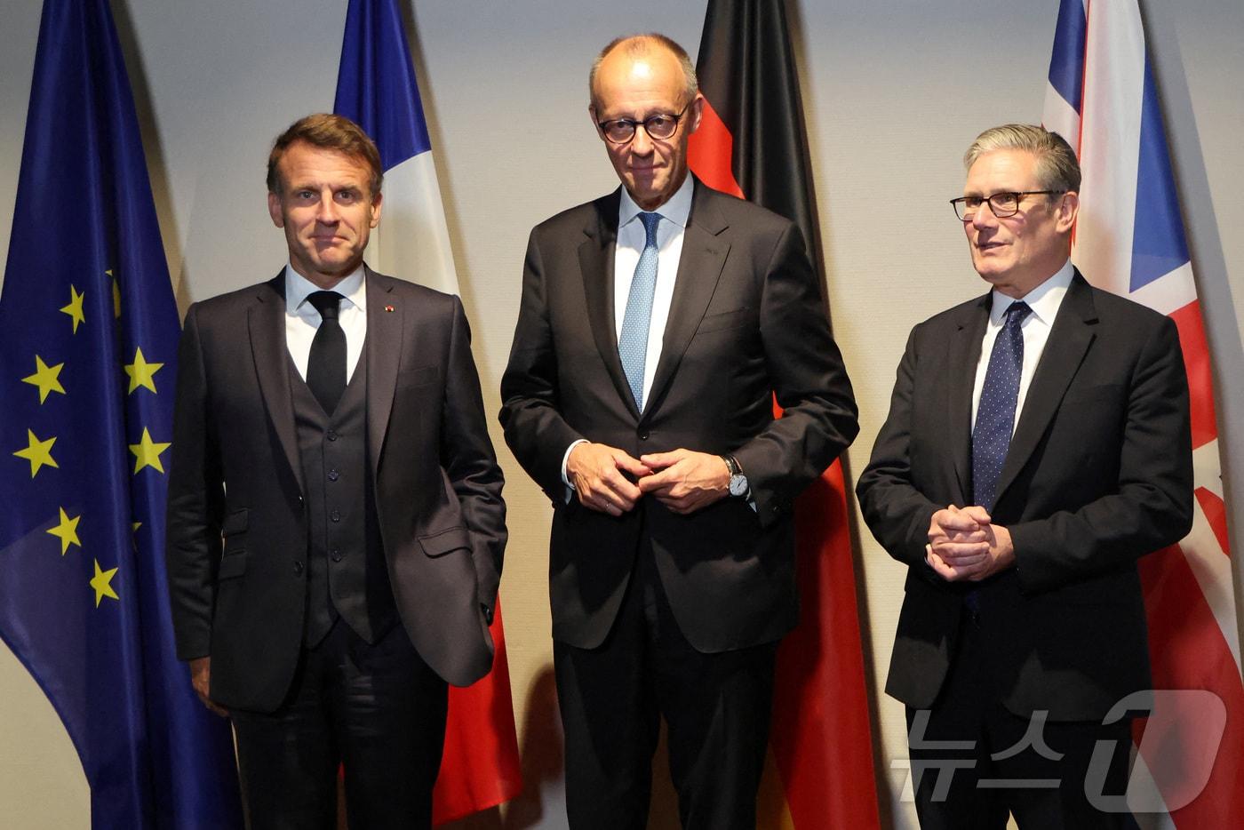 왼쪽부터 에마뉘엘 마크롱 프랑스 대통령, 프리드리히 메르츠 독일 총리, 키어 스타머 영국 총리가 지난 6월 24일 네덜란드 헤이그에서 모여 회담한 뒤 기념촬영을 하고 있다. 2025.6.24 ⓒ 로이터=뉴스1 ⓒ News1 강민경 기자