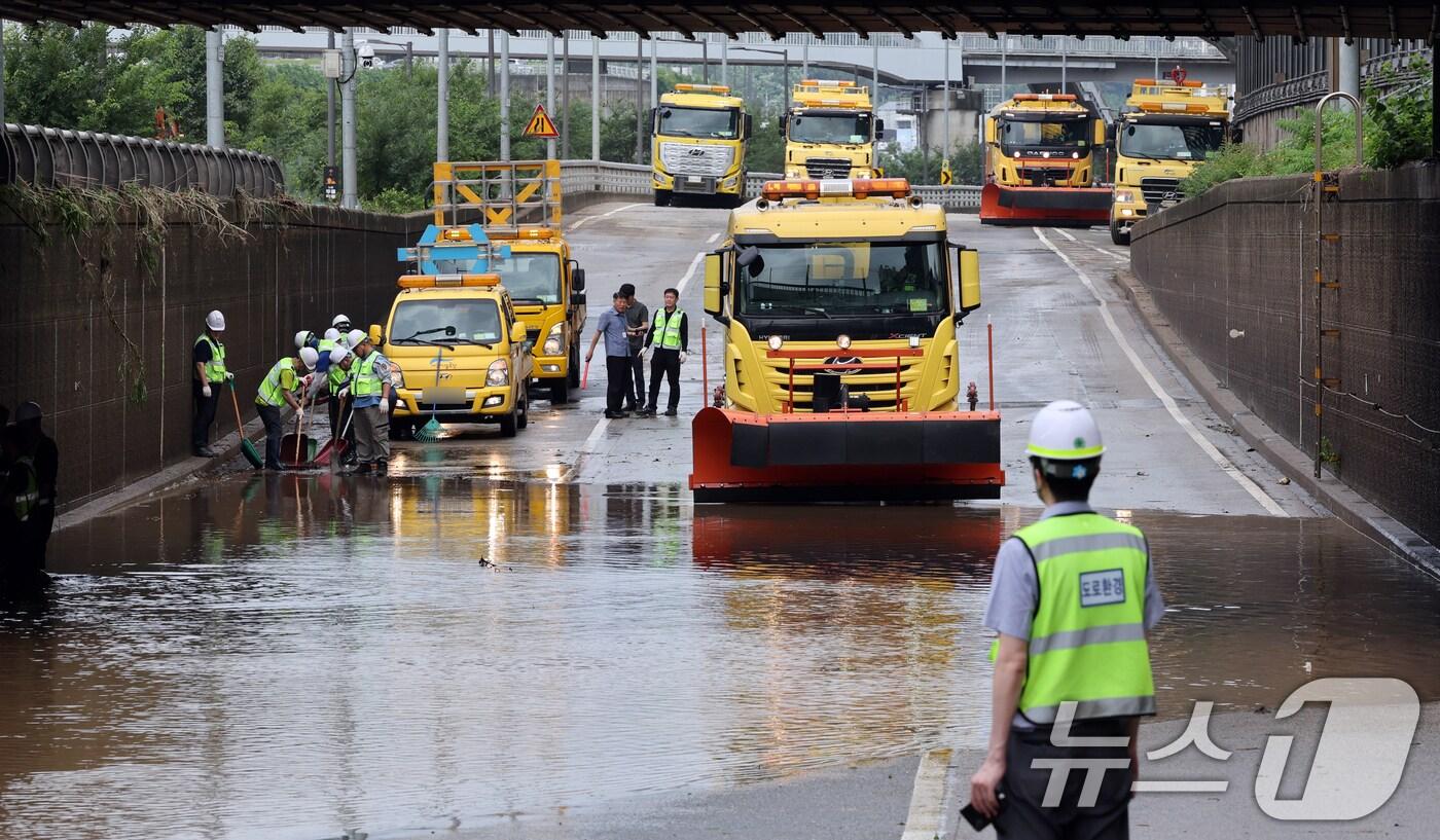  서울 노원구 월계1교 인근 동부간선도로에서 서울시설관리공단 관계자들이 도로 정비작업을 하고 있다. 2025.7.20/뉴스1 ⓒ News1 황기선 기자