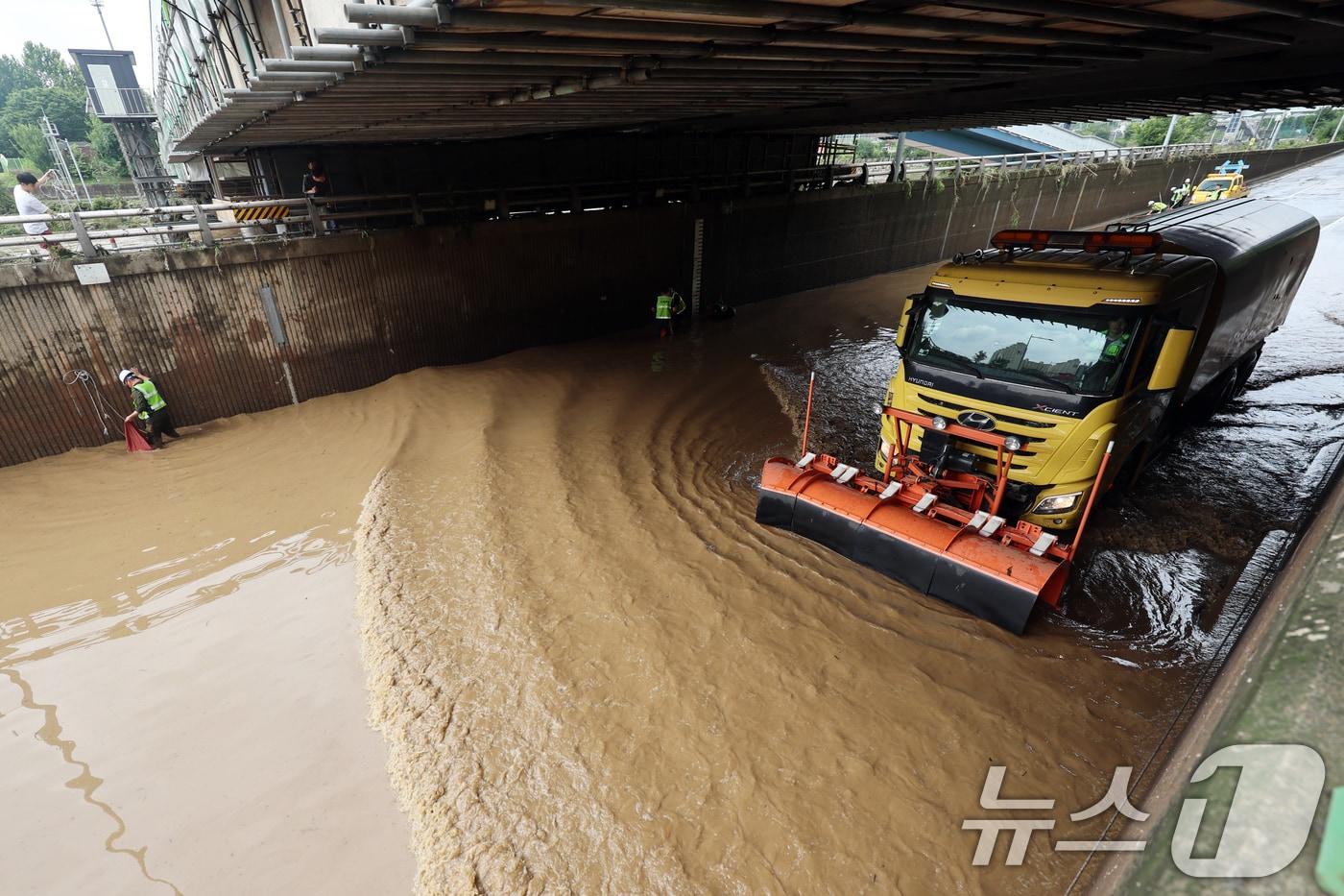경기 북부 지역에 내린 집중 호우로 서울 중랑천 수위가 상승한 20일 오전 서울 노원구 월계1교 인근 동부간선도로에서 서울시설관리공단 관계자들이 도로 정비작업을 하고 있다. 2025.7.20/뉴스1 ⓒ News1 황기선 기자