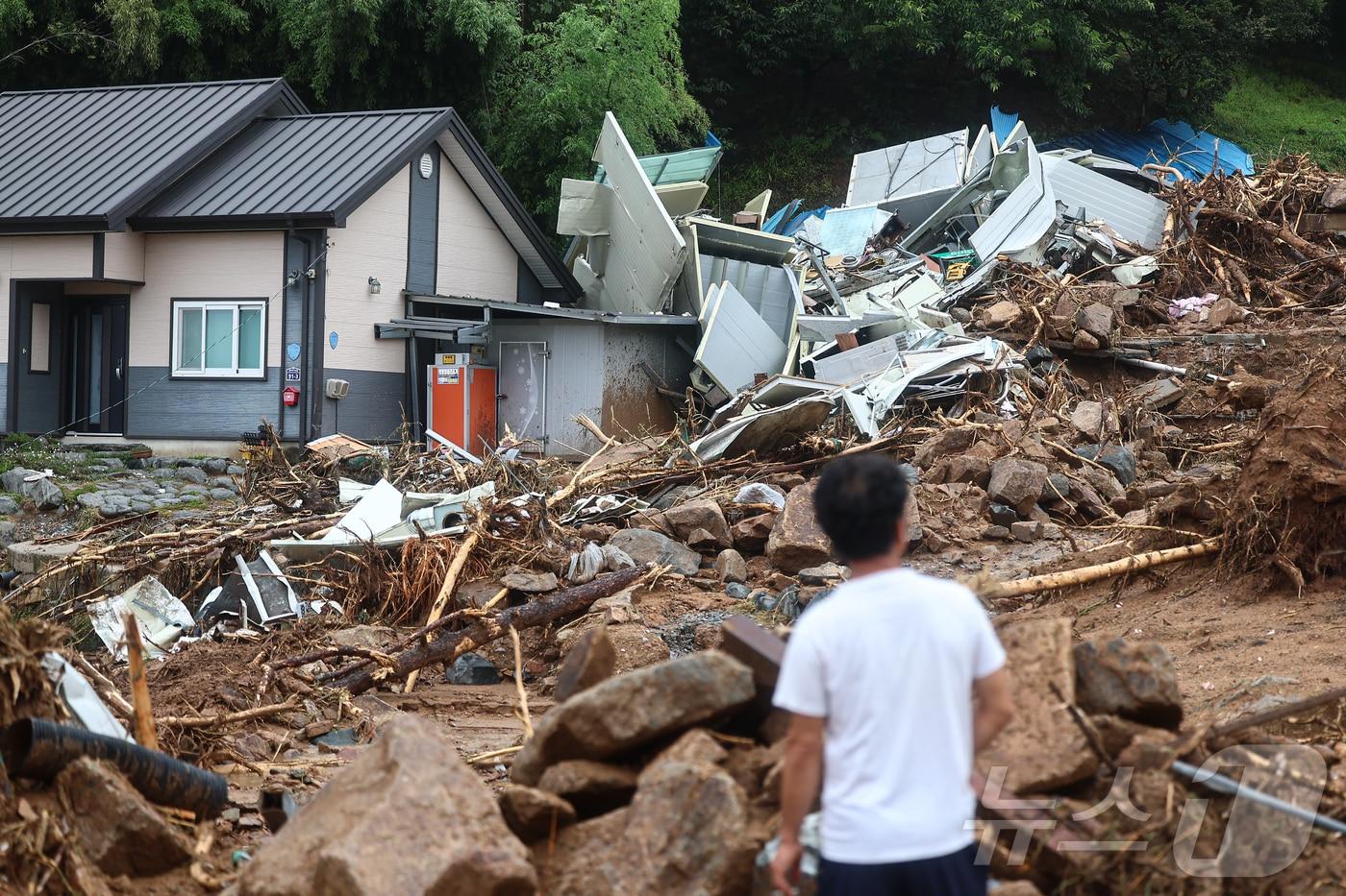 본문 이미지 - 지난해 7월 20일 오전 경남 산청군 산청읍 부리 산사태 현장에 폭우로 인한 산사태로 토사가 쌓여 있다. 2025.7.20 ⓒ 뉴스1 김도우 기자