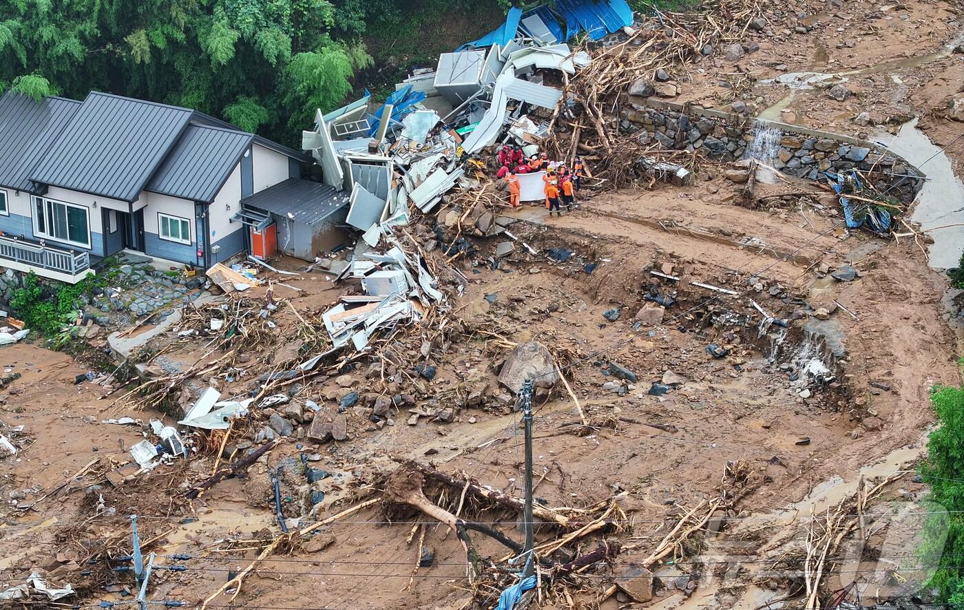 20일 오전 경남 산청군 산청읍 부리 산사태 현장에서 소방대원 등 관계자들이 실종자 수색 작업을 하고 있다. 2025.7.20/뉴스1 ⓒ News1 김도우 기자