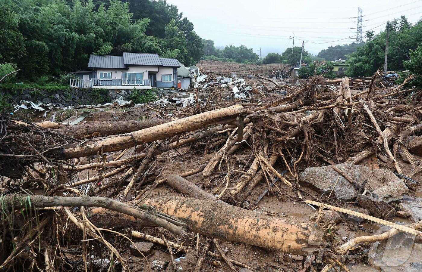 20일 오전 경남 산청군 산청읍 부리 산사태 현장에 지난 19일 폭우로 인한 산사태로 토사가 쌓여 있다. 2025.7.20/뉴스1 ⓒ News1 김도우 기자
