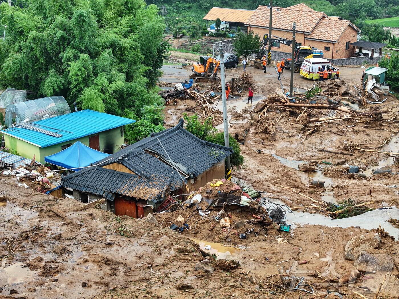 본문 이미지 - 20일 오전 경남 산청군 산청읍 부리 산사태 현장에서 관계자들이 복구 작업을 하고 있다. 2025.7.20/뉴스1 ⓒ News1 김도우 기자