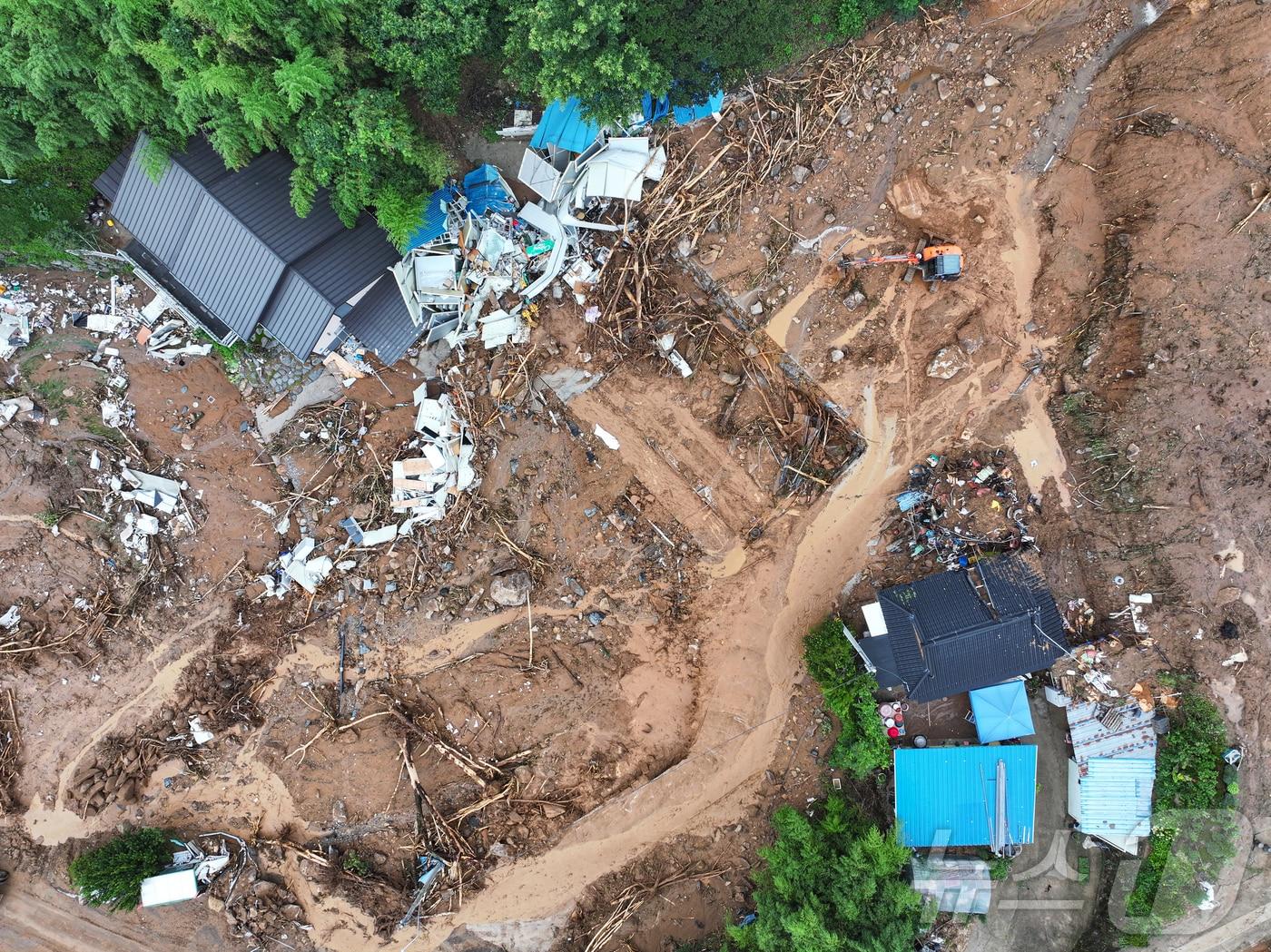 본문 이미지 - 20일 오전 경남 산청군 산청읍 부리 산사태 현장에서 관계자들이 복구 작업을 하고 있다. 2025.7.20/뉴스1 ⓒ News1 김도우 기자