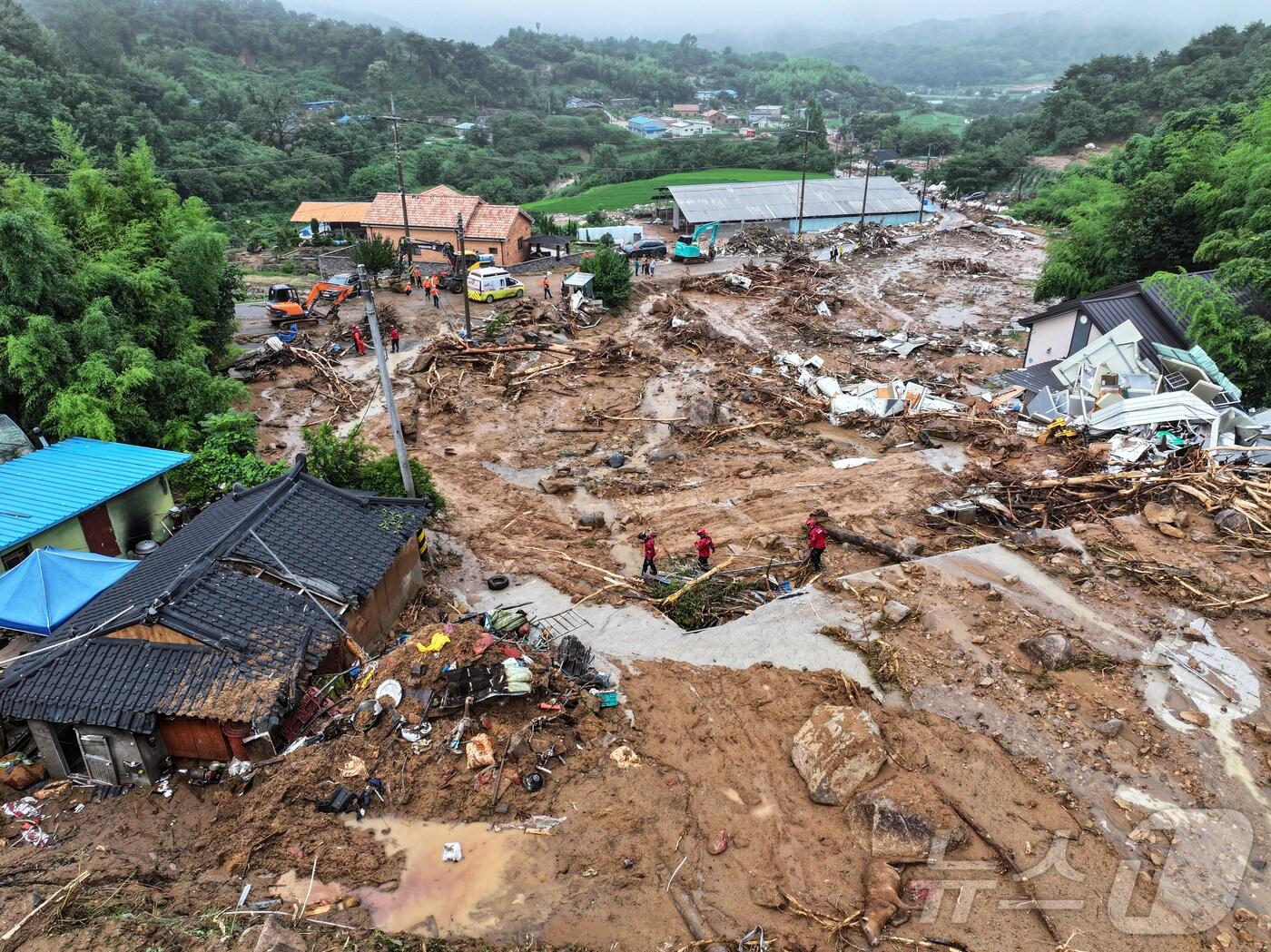 본문 이미지 - 20일 오전 경남 산청군 산청읍 부리 산사태 현장에서 관계자들이 복구 작업을 하고 있다. 2025.7.20/뉴스1 ⓒ News1 김도우 기자