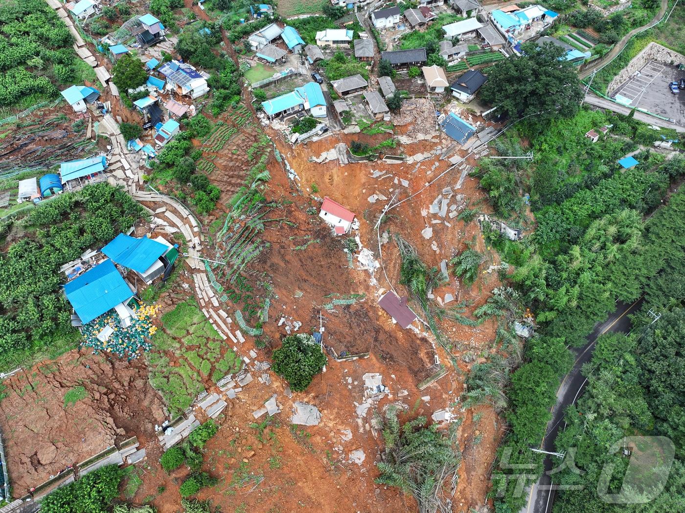 본문 이미지 - 산청군 생비량면 상능마을이 지난해 7월 19일 폭우로 인한 산사태가 발생해 마을에 토사가 쌓여 있다. 2025.7.20/뉴스1 ⓒ News1 김도우 기자