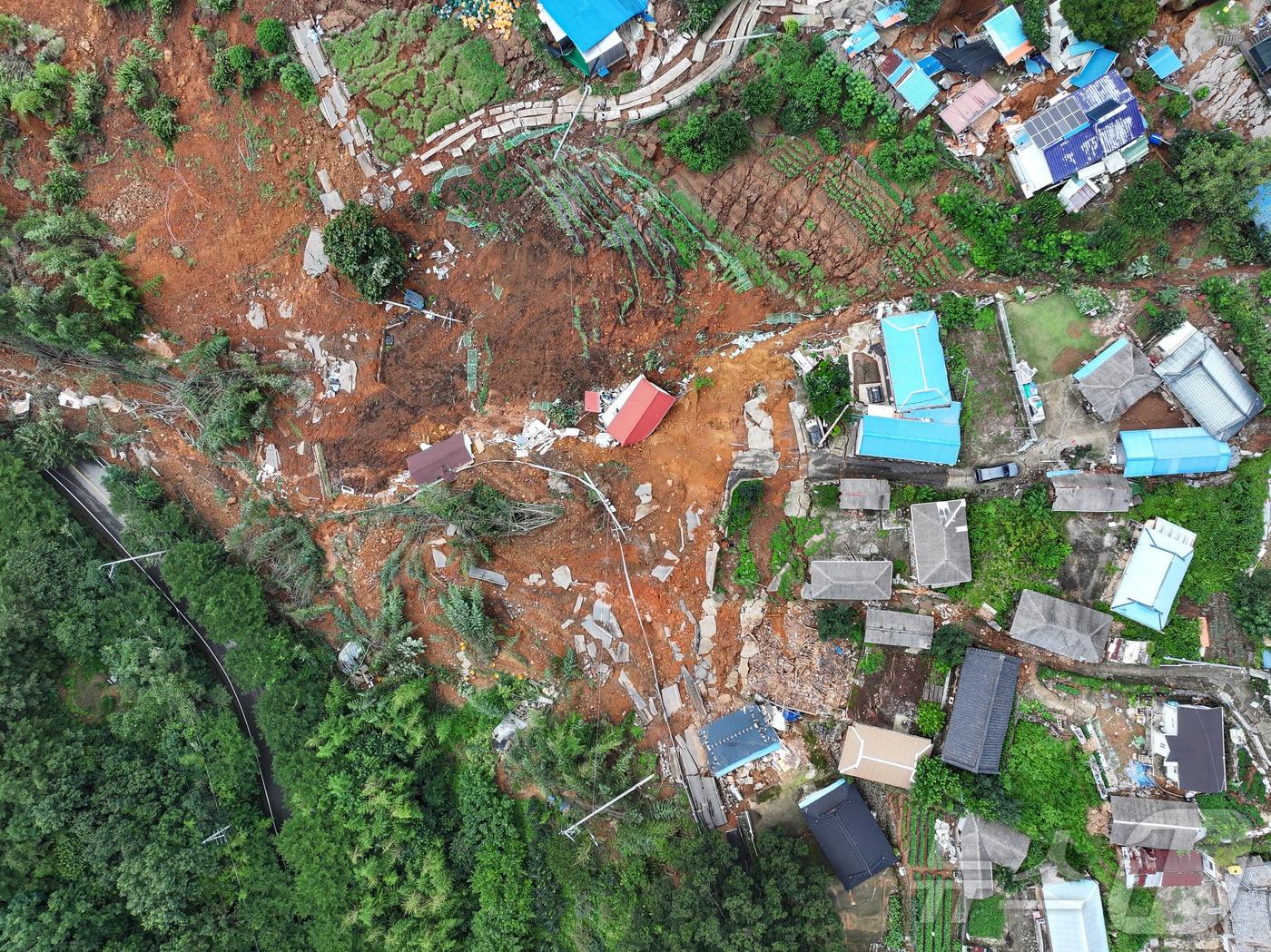 본문 이미지 - 20일 경남 산청군 생비량면 상능마을이 지난 19일 폭우로 인한 산사태가 발생해 마을에 토사가 쌓여 있다. 2025.7.20/뉴스1 ⓒ News1 김도우 기자