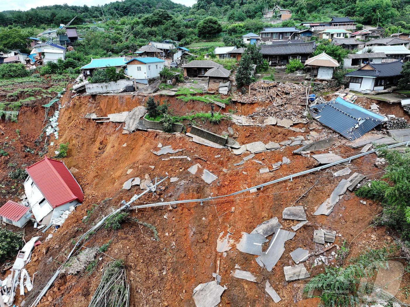 본문 이미지 - 20일 경남 산청군 생비량면 상능마을이 지난 19일 폭우로 인한 산사태가 발생해 마을에 토사가 쌓여 있다. 2025.7.20/뉴스1 ⓒ News1 김도우 기자