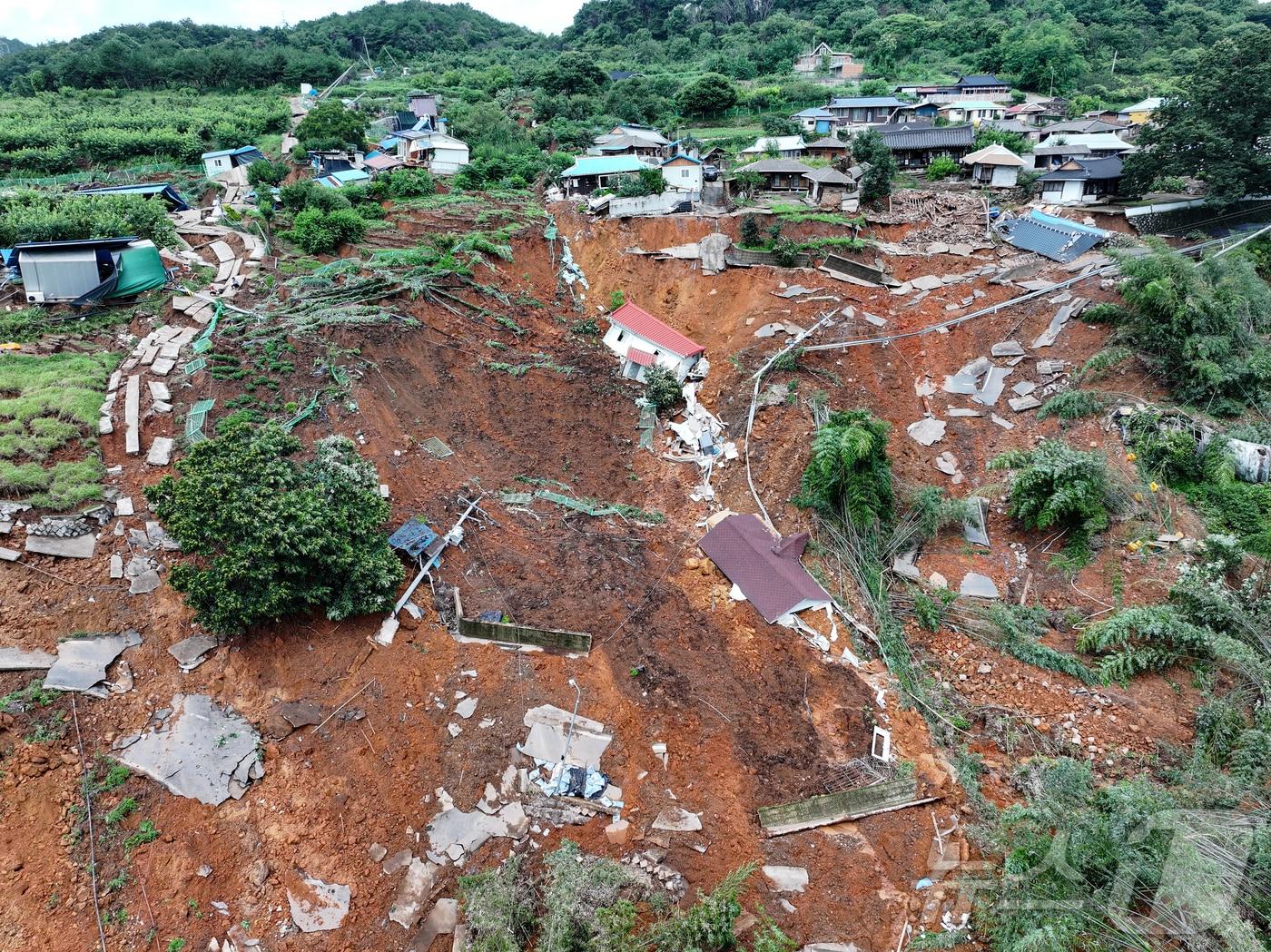 본문 이미지 - 산청군 생비량면 상능마을이 지폭우로 인한 산사태가 발생해 마을에 토사가 쌓여 있다. 2025.7.20/뉴스1 ⓒ News1 김도우 기자