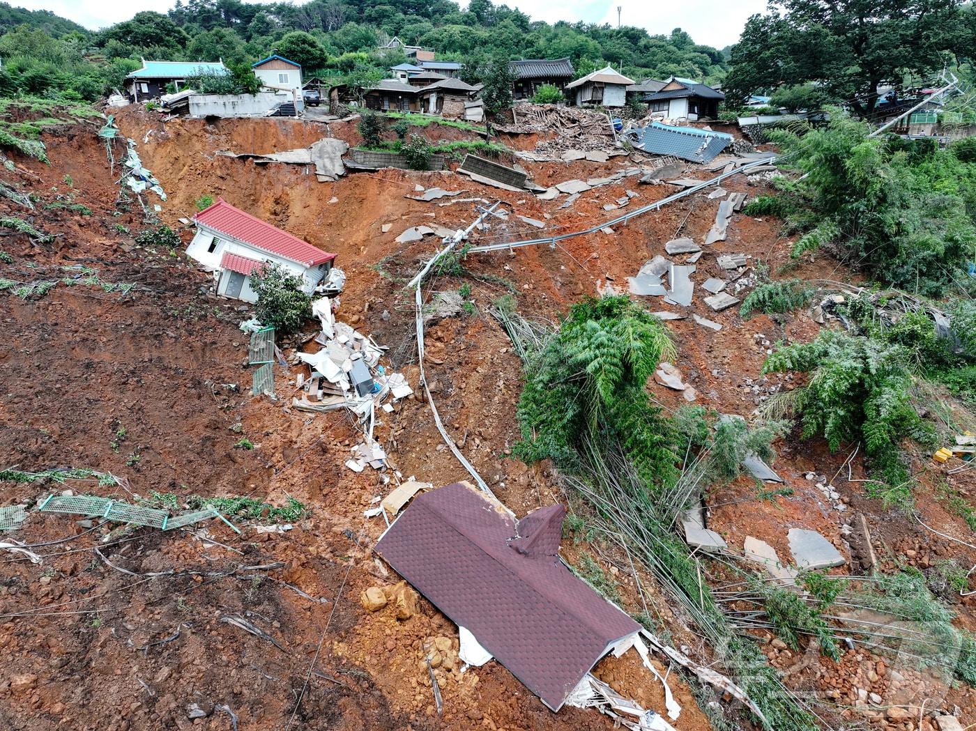 본문 이미지 - 20일 경남 산청군 생비량면 상능마을이 지난 19일 폭우로 인한 산사태가 발생해 마을에 토사가 쌓여 있다. 2025.7.20/뉴스1 ⓒ News1 김도우 기자