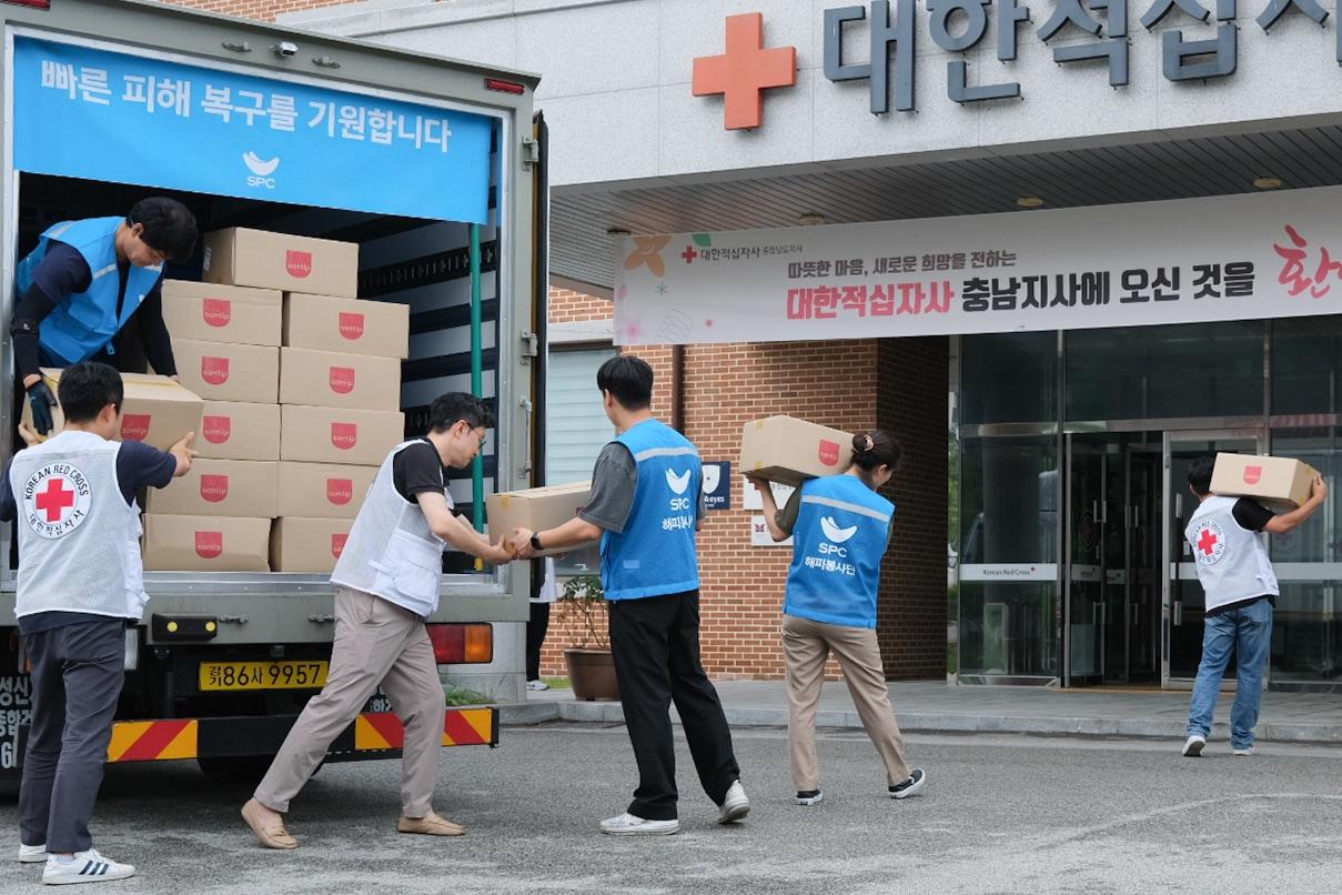 본문 이미지 - SPC그룹은 집중호우로 피해를 입은 경남 산청 지역에 빵 2000개와 생수 2000개 등 구호물품 4000 개를 20일 추가로 지원한다.&#40;SPC그룹제공&#41;