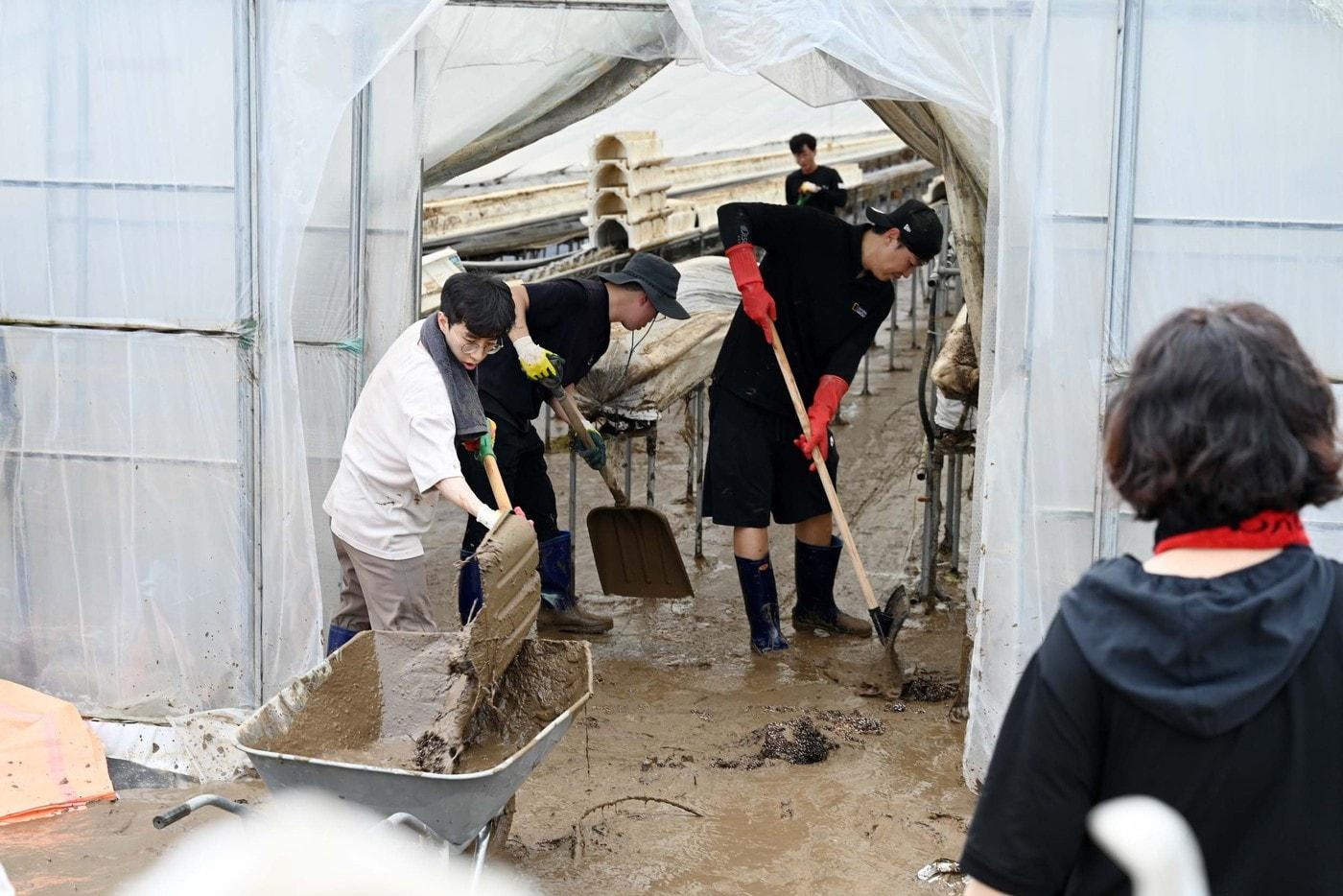 홍성군 공무원들이 수해 현장 복구에 나서는 모습.(홍성군 제공. 재판매 및 DB금지)/뉴스1 