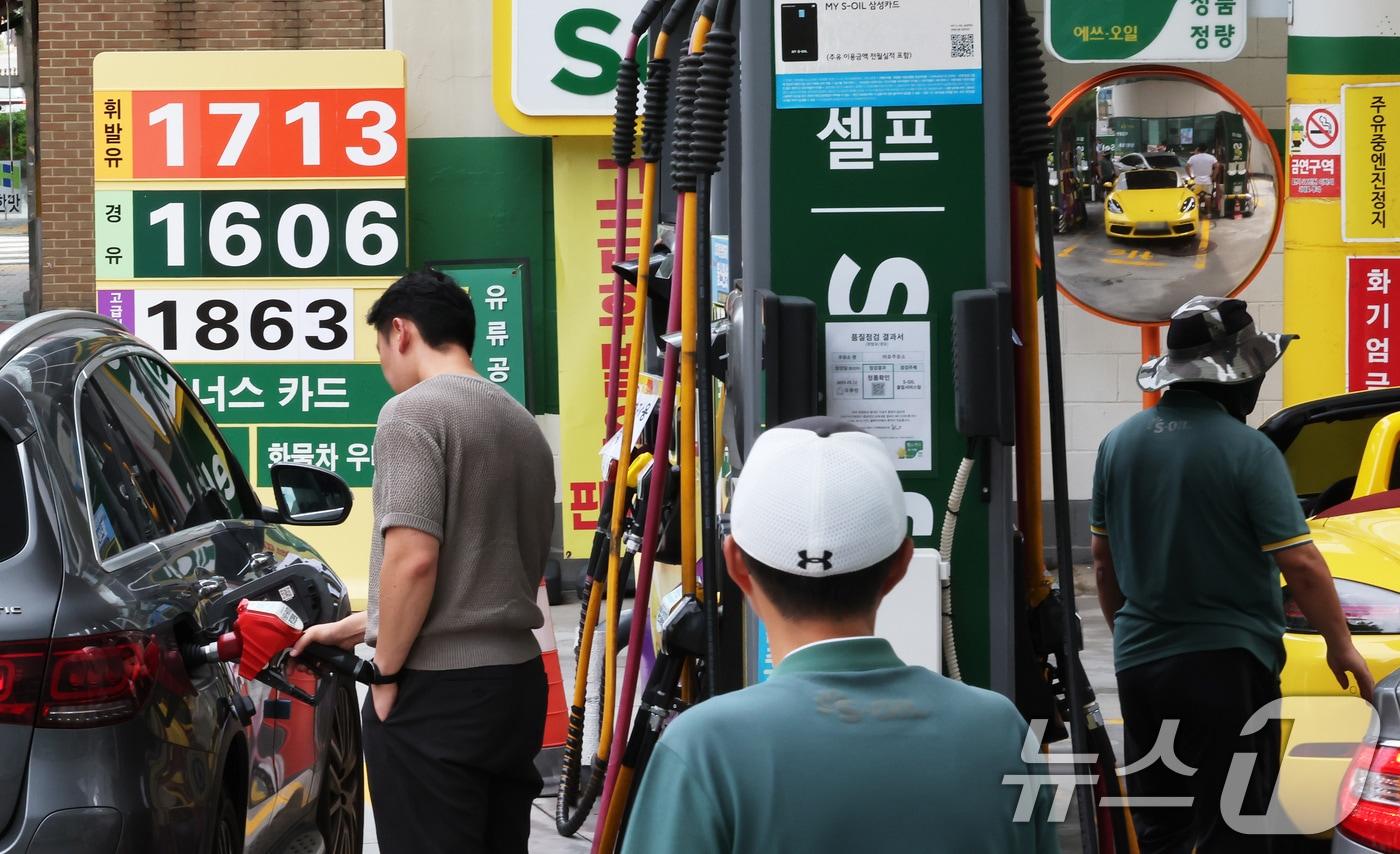 20일 서울시내 한 주유소를 찾은 시민들이 주유를 하고 있다. 2025.7.20/뉴스1 ⓒ News1 장수영 기자