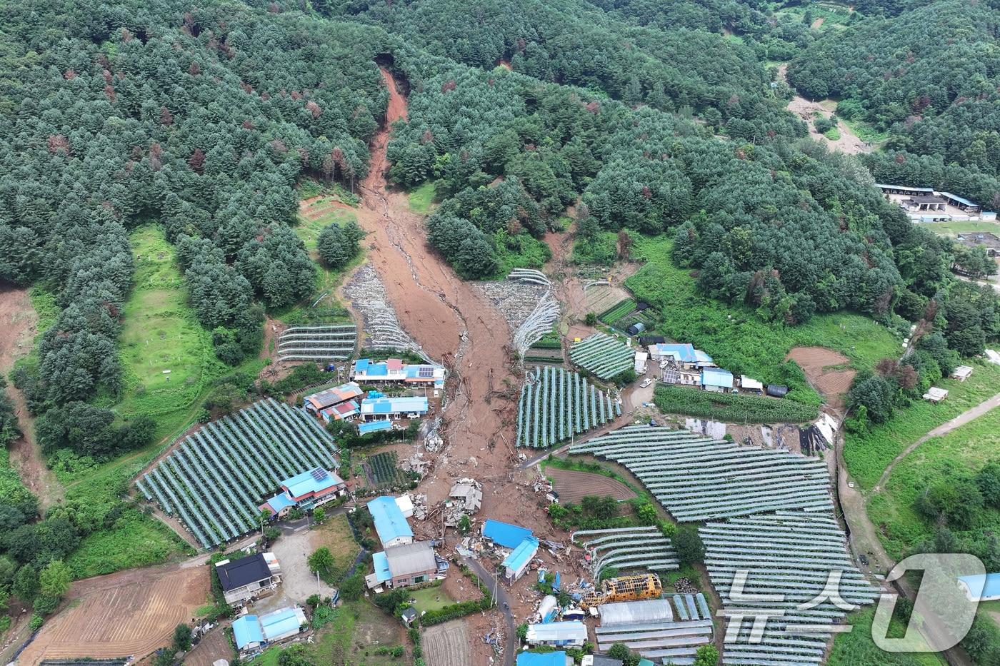 20일 경기 가평군 신상리의 한 야산에서 산사태가 발생해 주택이 파손되어 있다. 이 산사태로 주민 4명이 매몰돼 3명은 구조했고 70대 여성 1명은 숨졌다. 2025.7.20/뉴스1 ⓒ News1 신웅수 기자