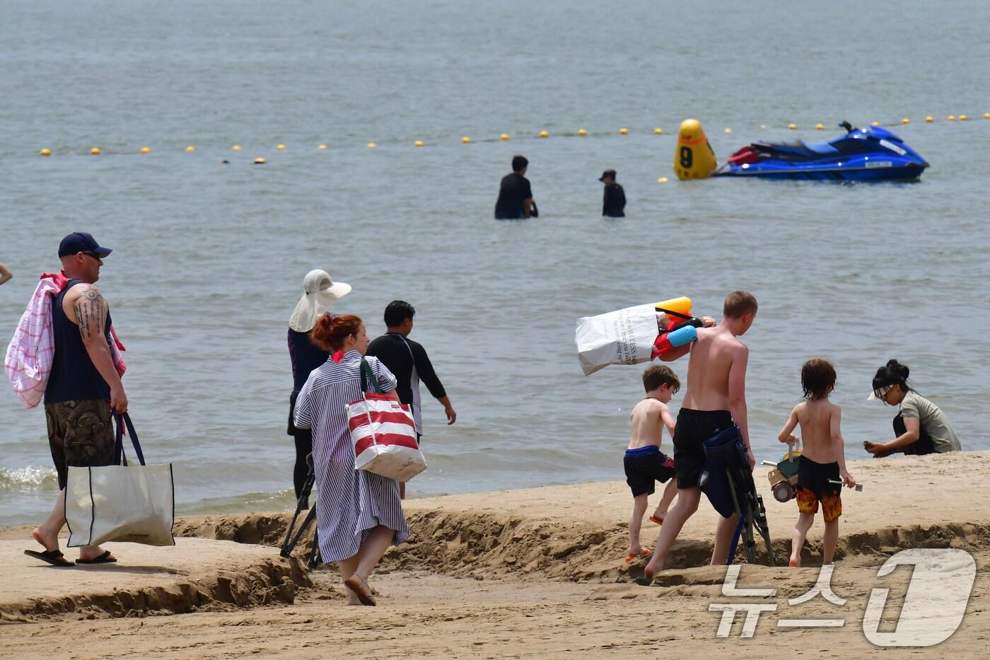 20일 경북 포항시 북구 영일대해수욕장을 찾은 외국인 관광객들이 백사장을 걸어가고 있다. 2025.7.20/뉴스1 ⓒ News1 최창호 기자