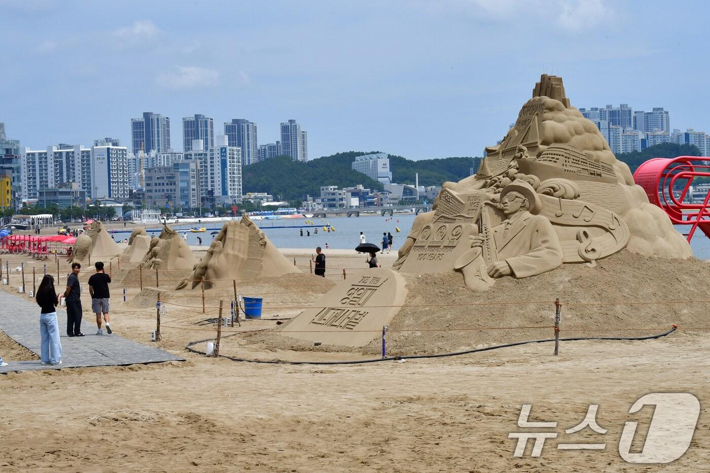 폭우가 그친 지난 20일 포항시 북구 영일대해수욕장 백사장에서 관광객들이 다양한 모래조각 작품을 감상하고 있다. 2025.7.20/뉴스1 ⓒ News1 최창호 기자