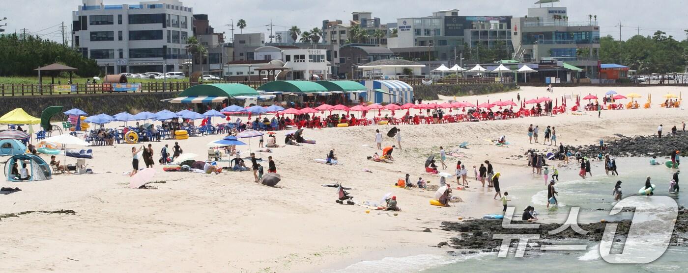 제주에 폭염특보가 발효 중인 20일 오후 제주시 애월읍 곽지해수욕장에서 피서객들이 물놀이로 더위를 쫓고 있다. 2025.7.20/뉴스1 ⓒ News1 오현지 기자