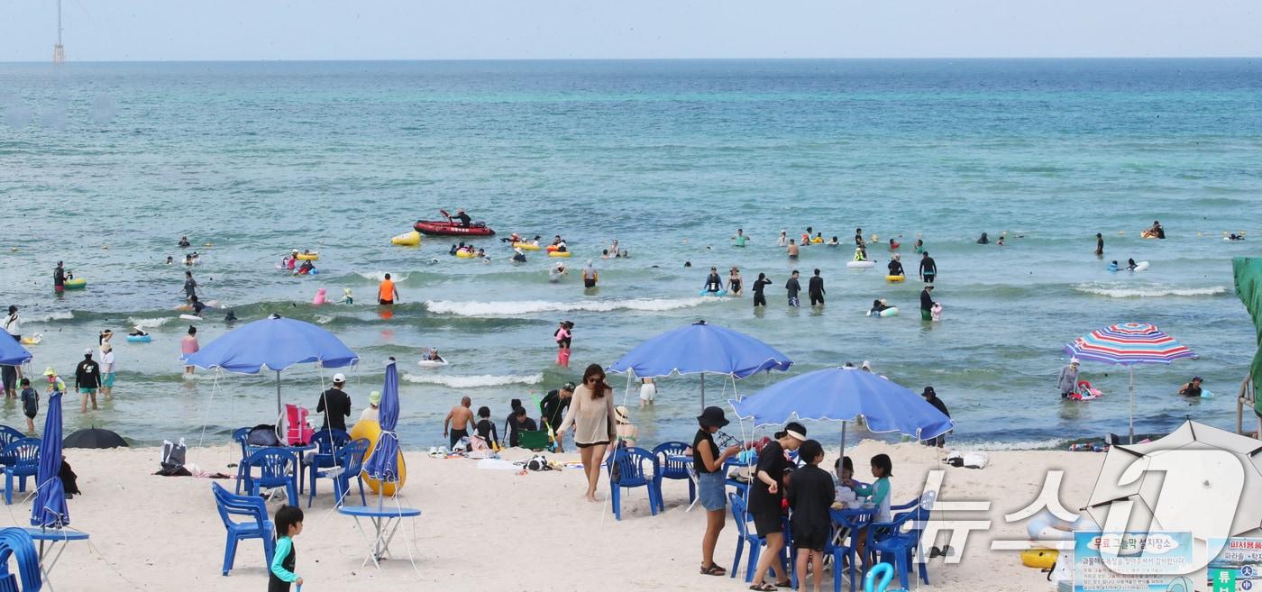 제주시 애월읍 곽지해수욕장에서 피서객들이 물놀이로 더위를 쫓고 있다. 2025.7.20/뉴스1 ⓒ News1 오현지 기자