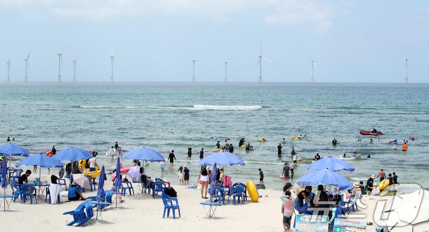 제주에 폭염특보가 발효 중인 20일 오후 제주시 애월읍 곽지해수욕장에서 피서객들이 물놀이로 더위를 쫓고 있다. 2025.7.20/뉴스1 ⓒ News1 오현지 기자