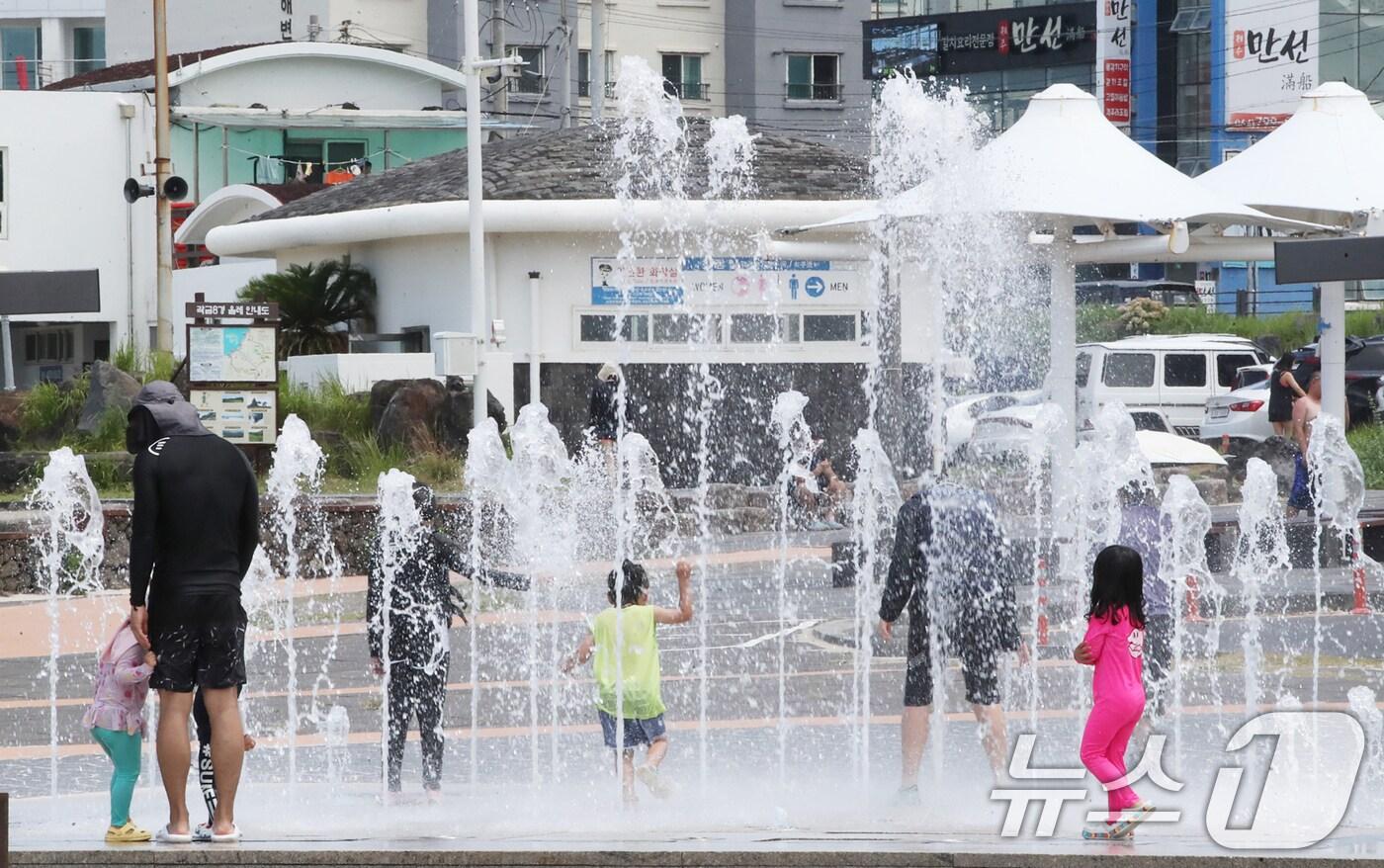  20일 오후 분수대에서 어린이들이 물놀이로 더위를 쫓고 있다. 2025.7.20/뉴스1 ⓒ News1 오현지 기자
