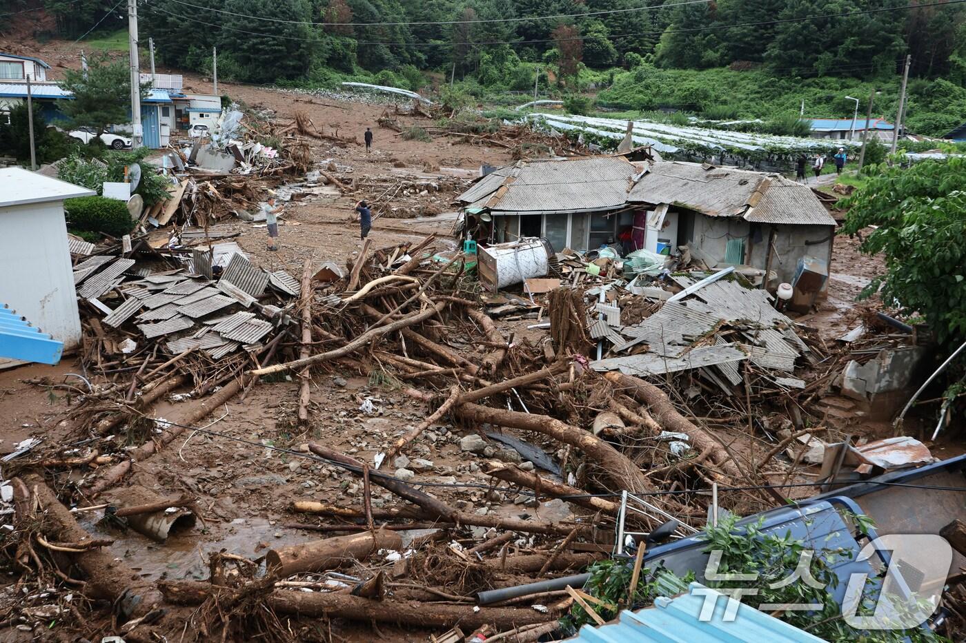 20일 경기 가평군 신상리의 한 야산에서 산사태가 발생해 주택이 파손되어 있다. 이 산사태로 주민 4명이 매몰돼 3명은 구조했고 70대 여성 1명은 숨졌다. 2025.7.20/뉴스1 ⓒ News1 신웅수 기자