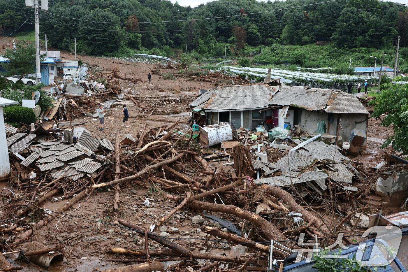 20일 경기 가평군 신상리의 한 야산에서 산사태가 발생해 주택이 파손되어 있다. 이 산사태로 주민 4명이 매몰돼 3명은 구조했고 70대 여성 1명은 숨졌다. 2025.7.20/뉴스1 ⓒ News1 신웅수 기자