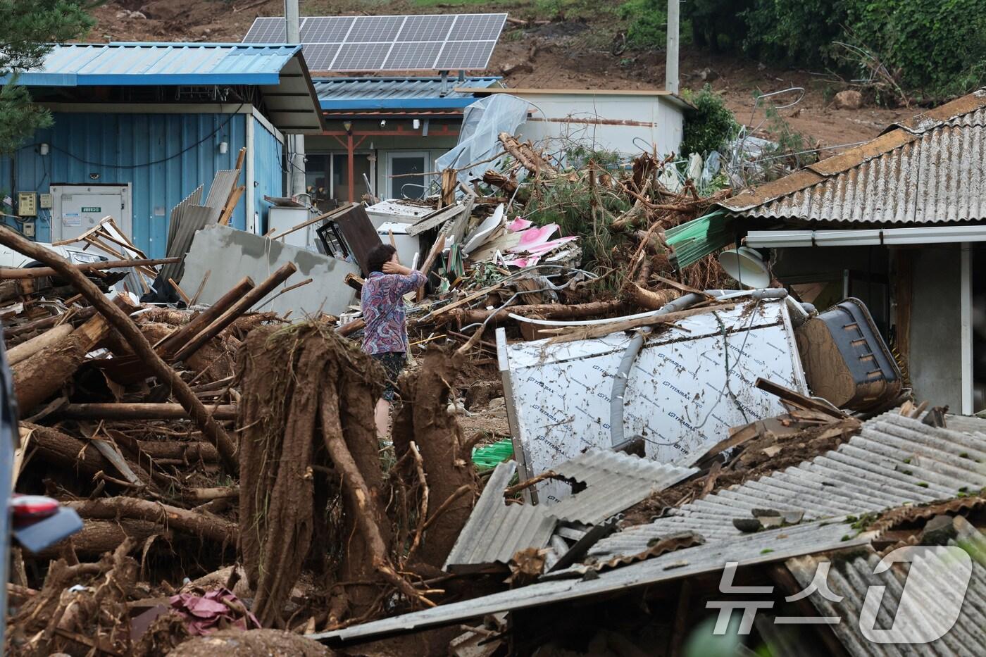20일 경기 가평군 신상리의 한 야산에서 산사태가 발생해 주택이 파손되어 있다. 이 산사태로 주민 4명이 매몰돼 3명은 구조했고 70대 여성 1명은 숨졌다. 2025.7.20/뉴스1 ⓒ News1 신웅수 기자