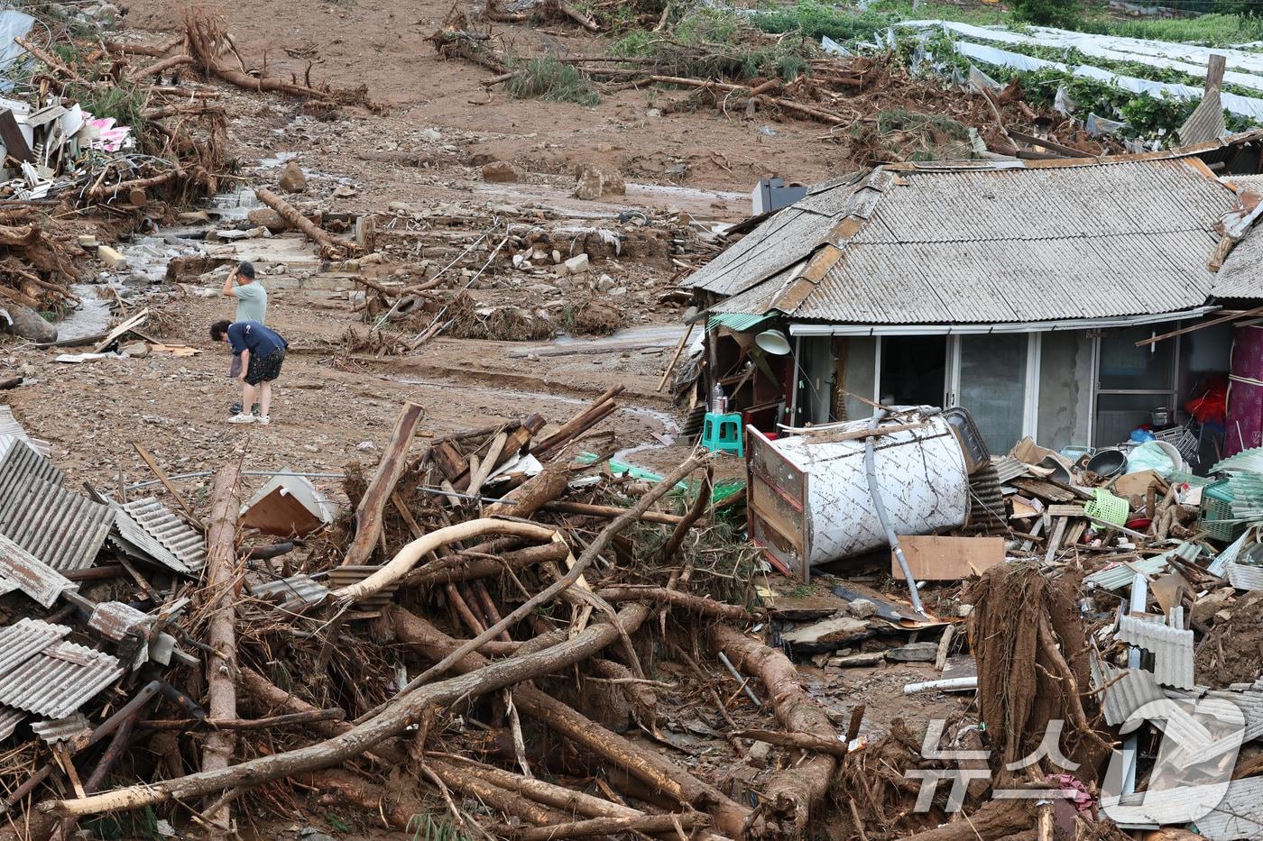 20일 경기 가평군 신상리의 한 야산에서 산사태가 발생해 주택이 파손되어 있다. 이 산사태로 주민 4명이 매몰돼 3명은 구조했고 70대 여성 1명은 숨졌다. 2025.7.20/뉴스1 ⓒ News1 신웅수 기자