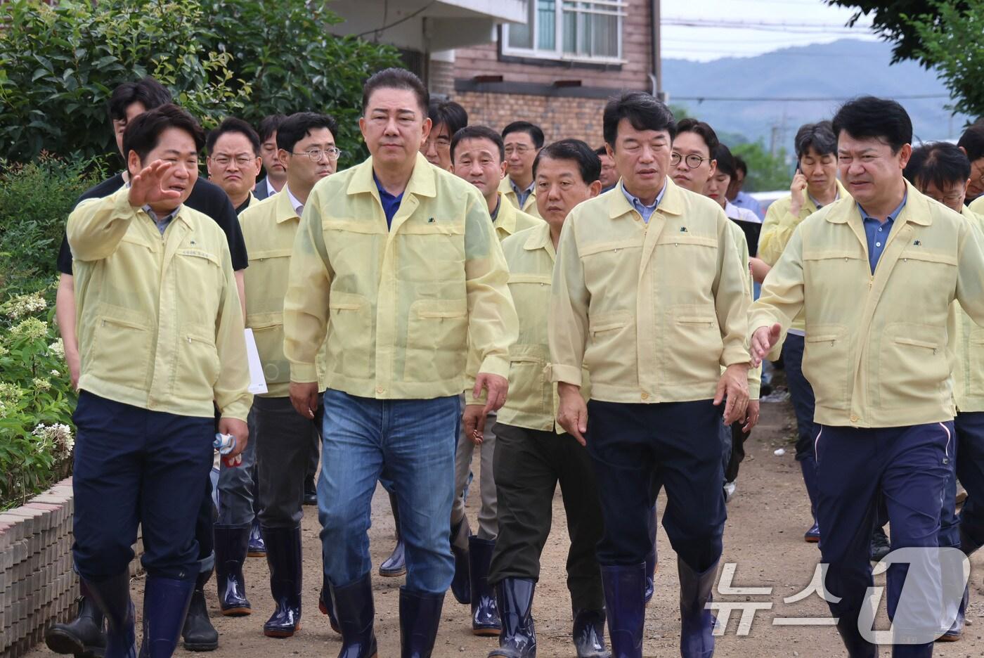 김병기 더불어민주당 대표 직무대행 겸 원내대표가 20일 오전 충남 아산시 염치읍 폭우 피해 현장을 둘러보고 있다. (김병기 의원실 제공) 2025.7.20/뉴스1