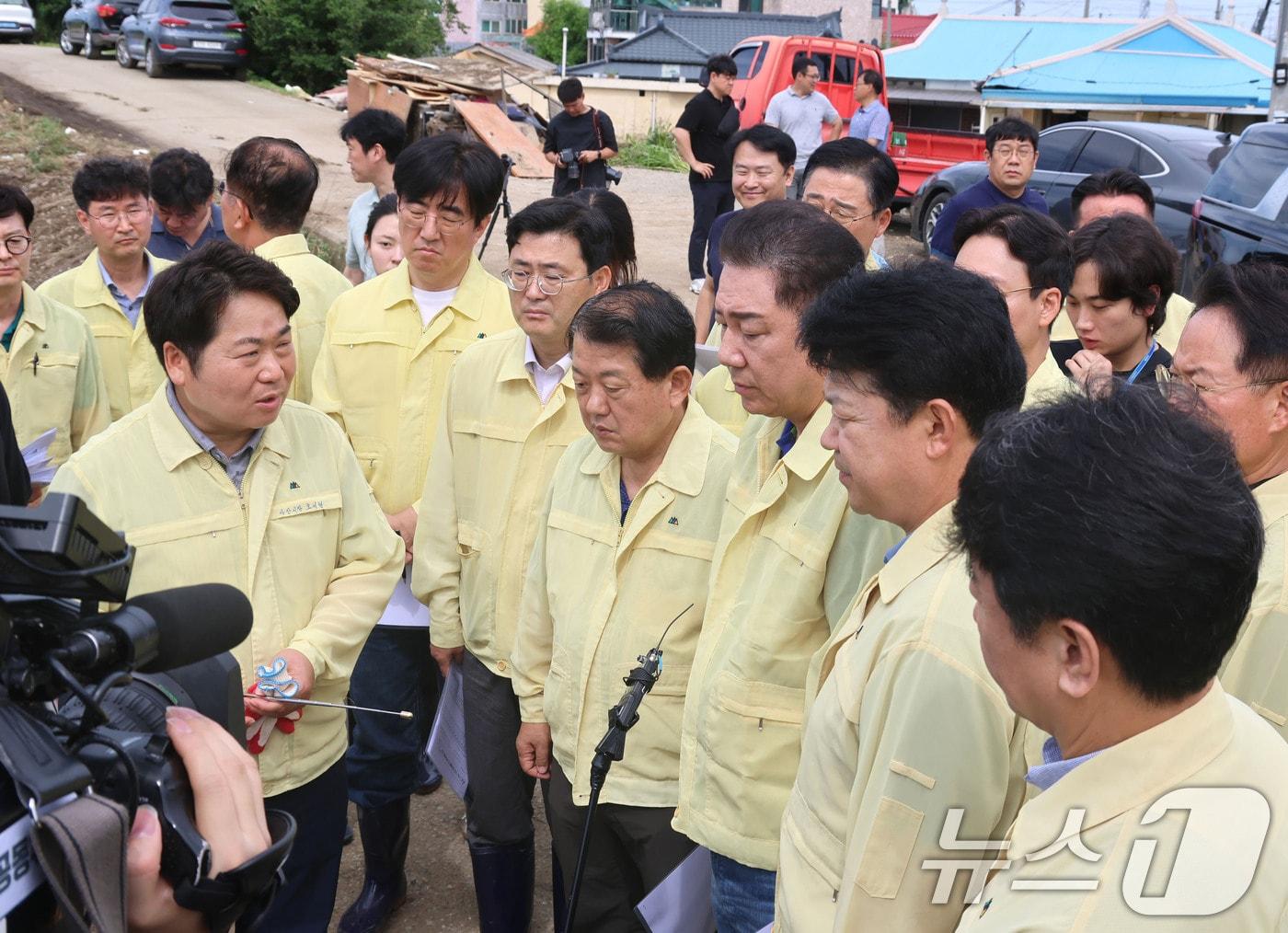 본문 이미지 - 김병기 더불어민주당 당대표 직무대행 겸 원내대표가 20일 오전 충남 아산시 염치읍 폭우 피해 현장을 찾아 오세현 시장의 설명을 듣고 있다.(김병기 의원실 제공) 2025.7.20/뉴스1